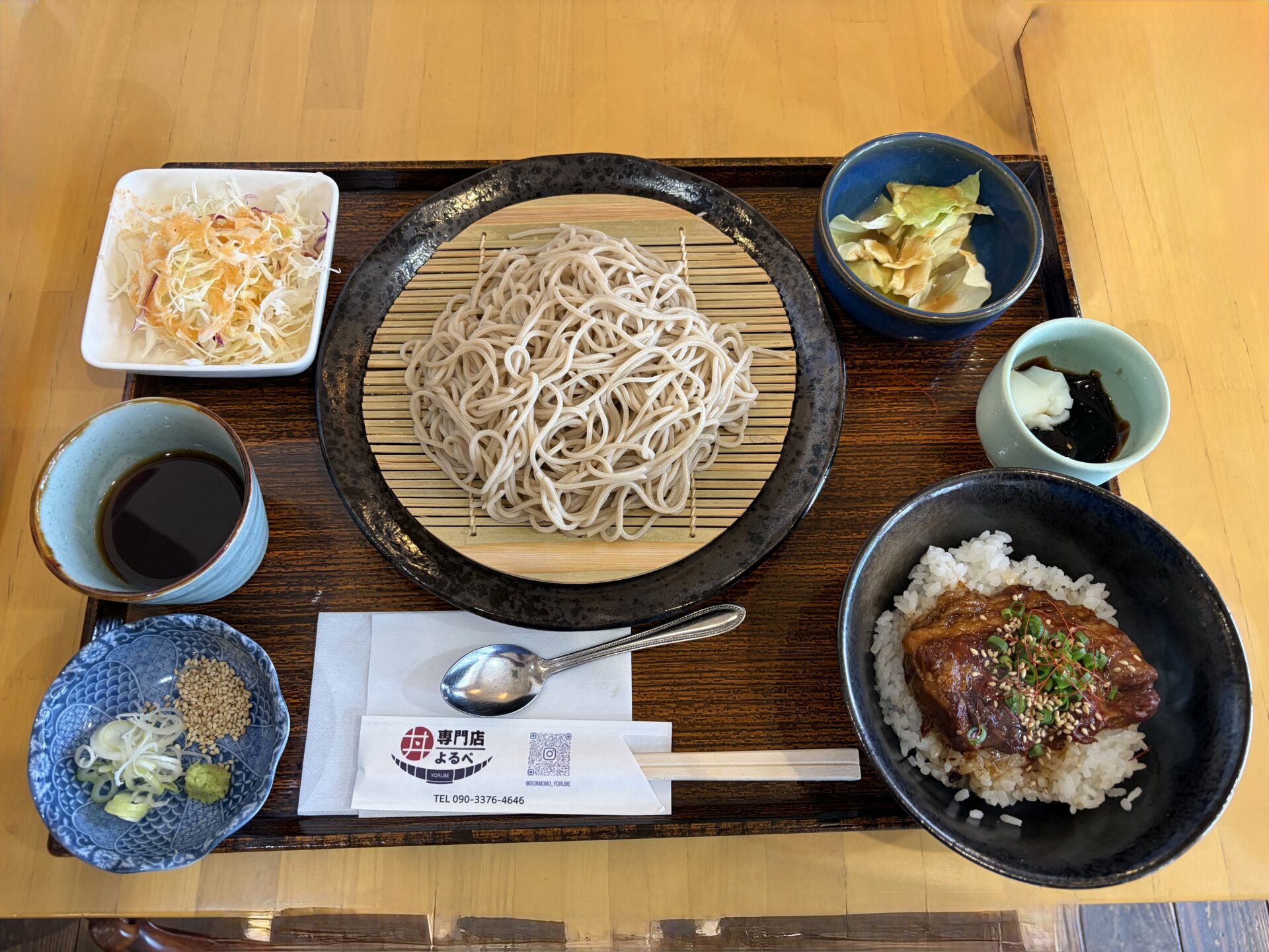 ミニ丼セット。もりそば+ミニソーキ丼に、サラダ・漬物・薬味・ミニデザート