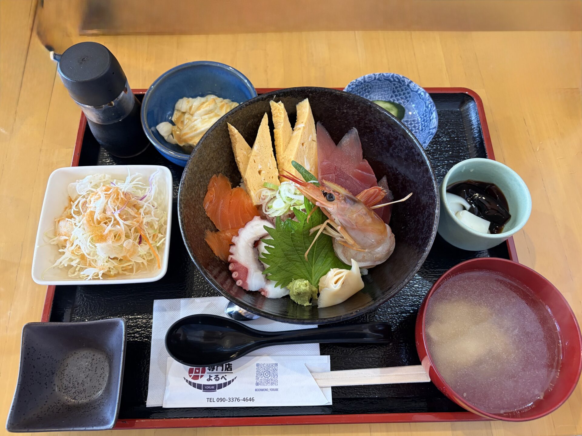 数量限定の海鮮丼。サーモン・タコ・マグロ・エビ・玉子焼きなどが載る