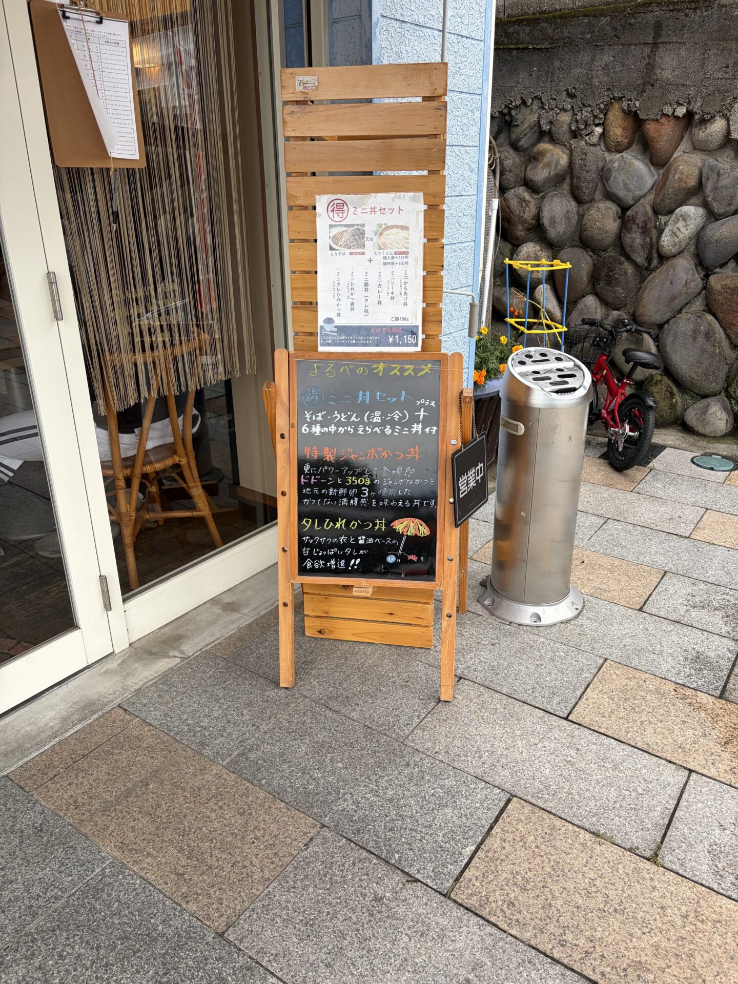 店先の黒板。特製ジャンボかつ丼とタレひれかつ丼の推し書き