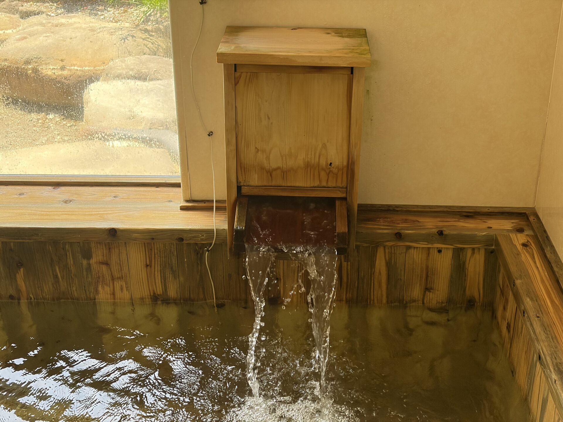 内湯の木製湯口・じゃばじゃば落ちる湯