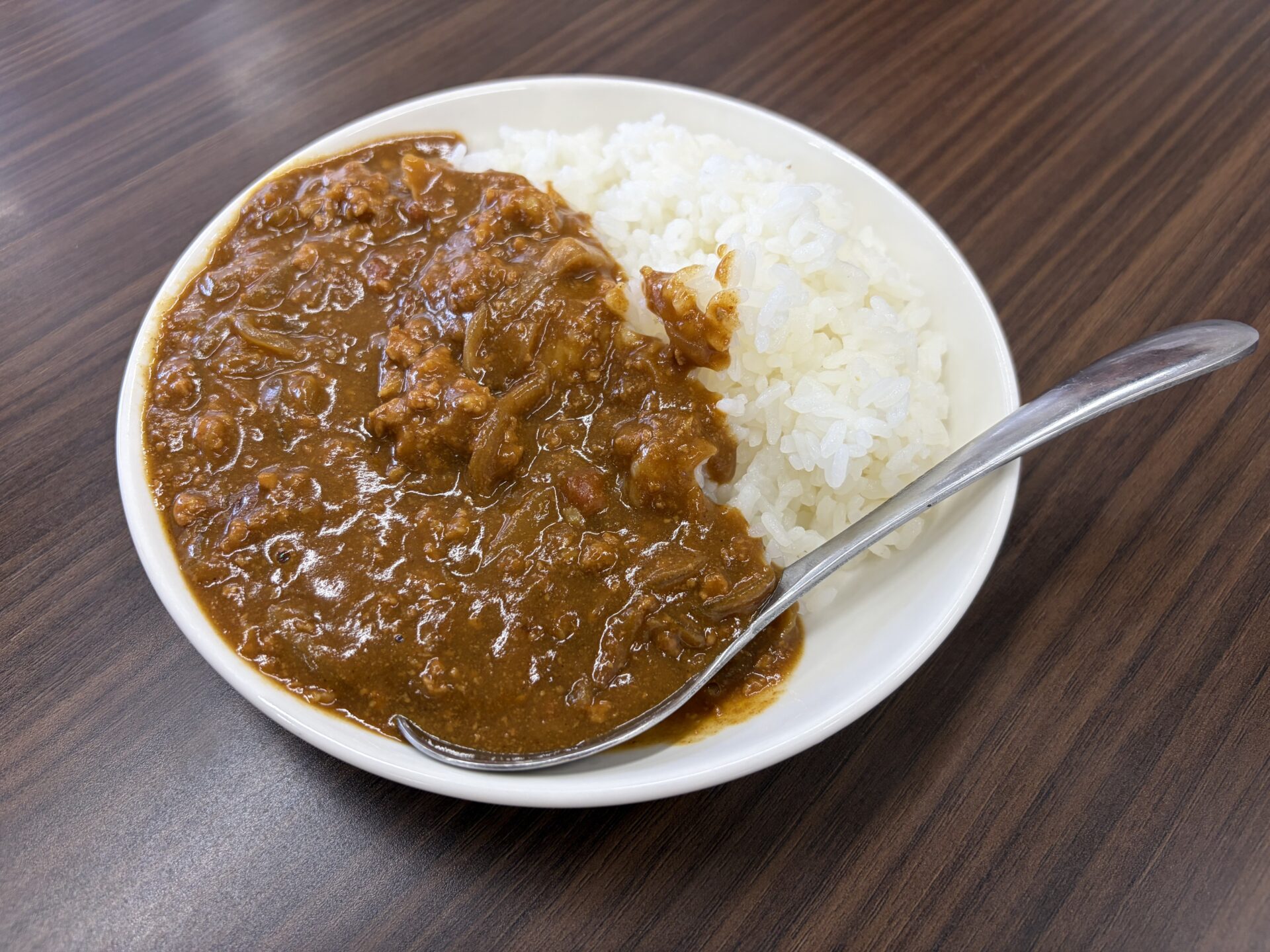 カレーライス（¥400）。ひき肉と玉ねぎのルーがたっぷり