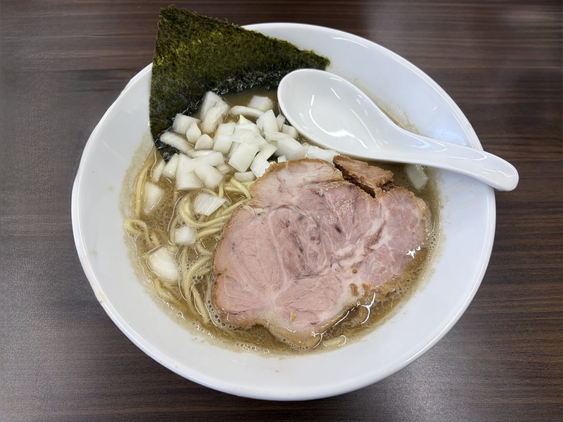 ハイドラ醤油。塩と違い、チャーシューはレアめの低温調理系が乗る