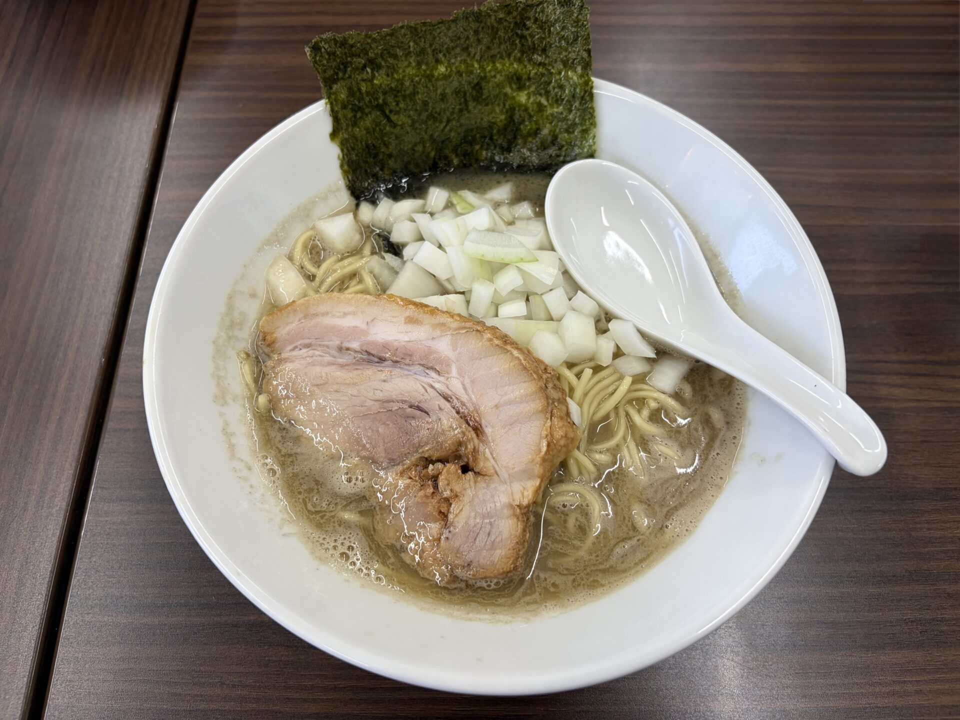 ハイドラ塩。灰褐色に濁ったスープに炙りチャーシュー、刻み玉ねぎ、海苔