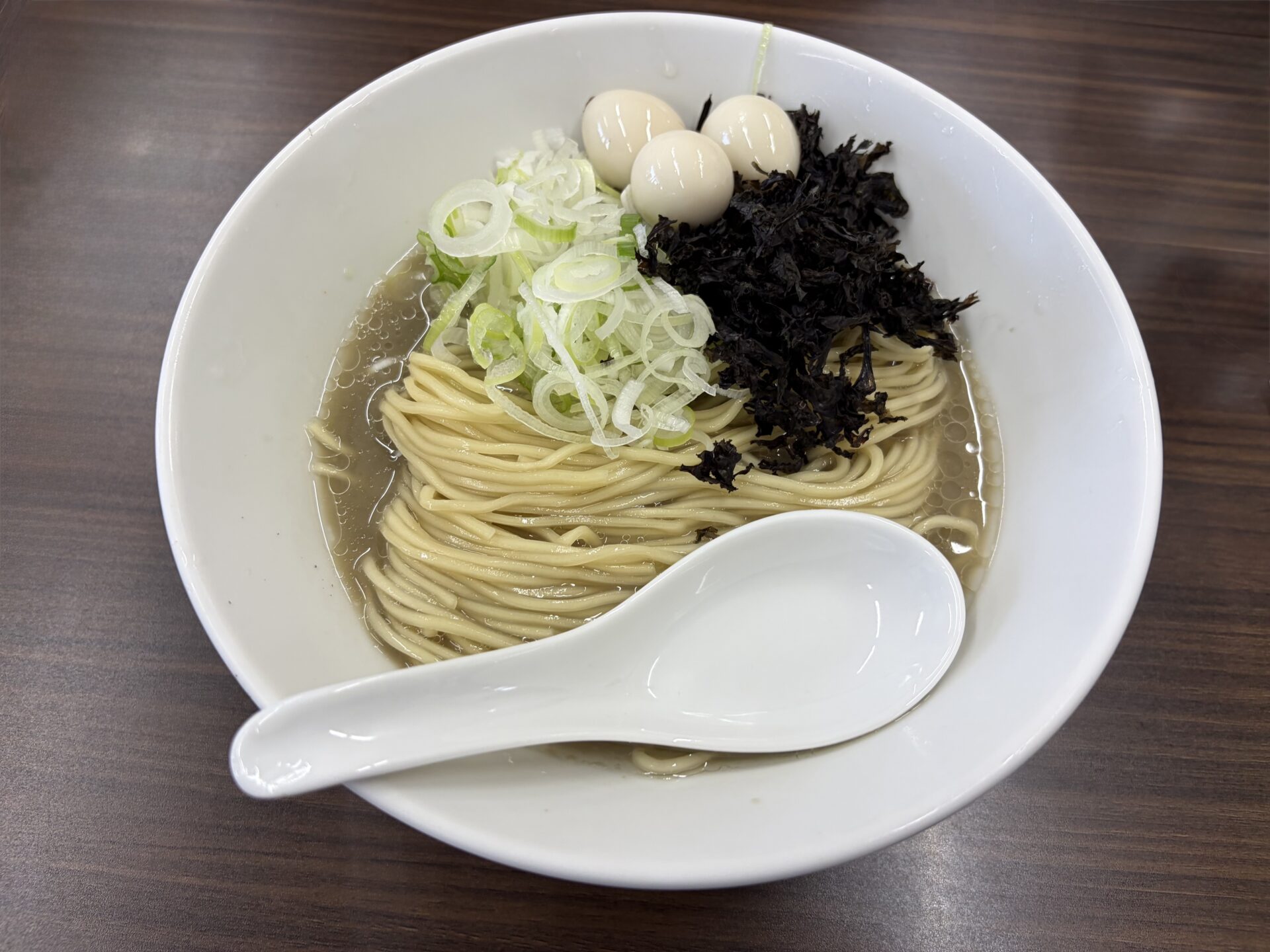 ボレアス'26。白醤油の冷やし煮干しに、うずら味玉・ばらのり・長ネギ