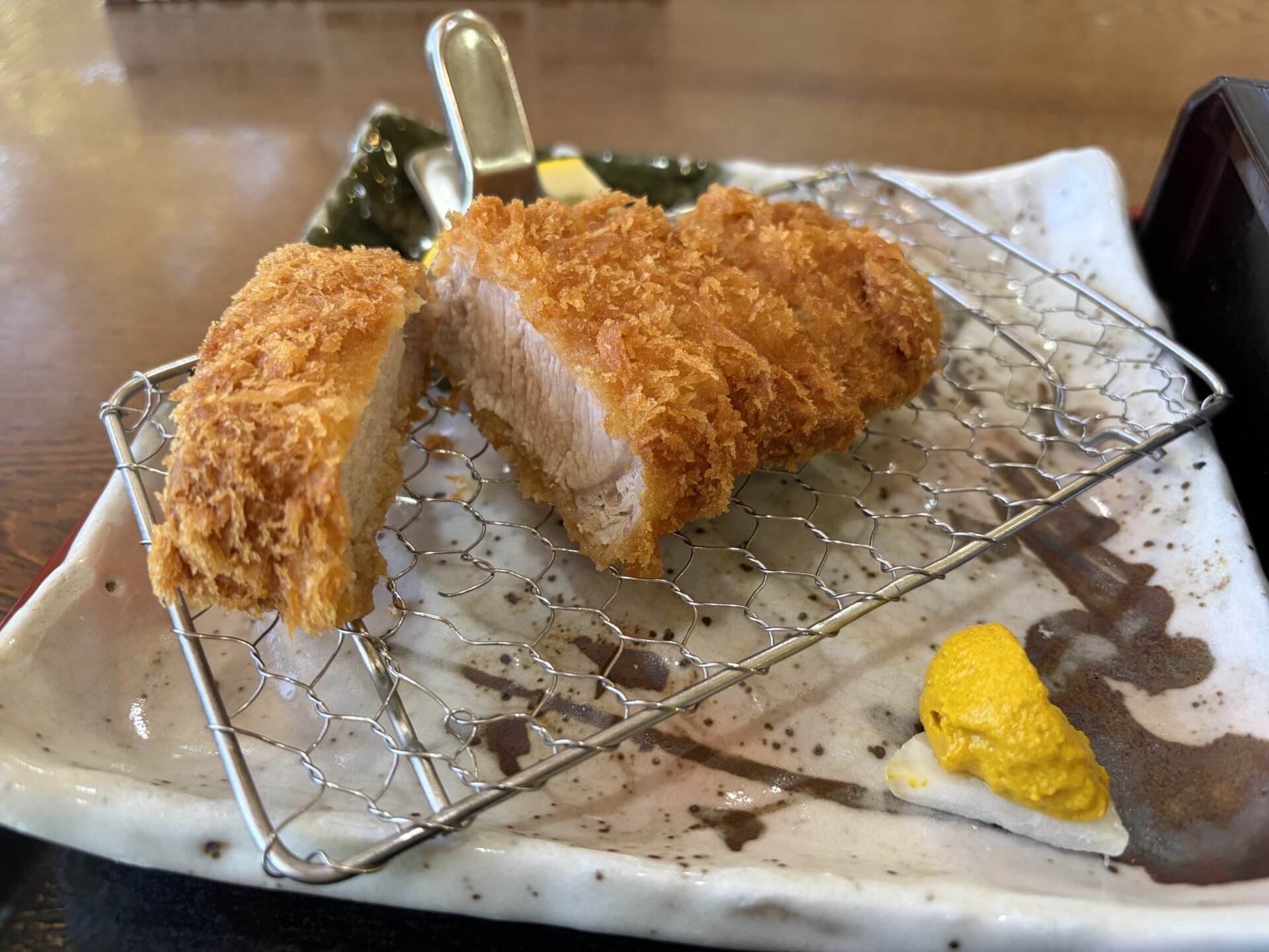 断面の寄り。剣立ちの衣と厚みのある肉
