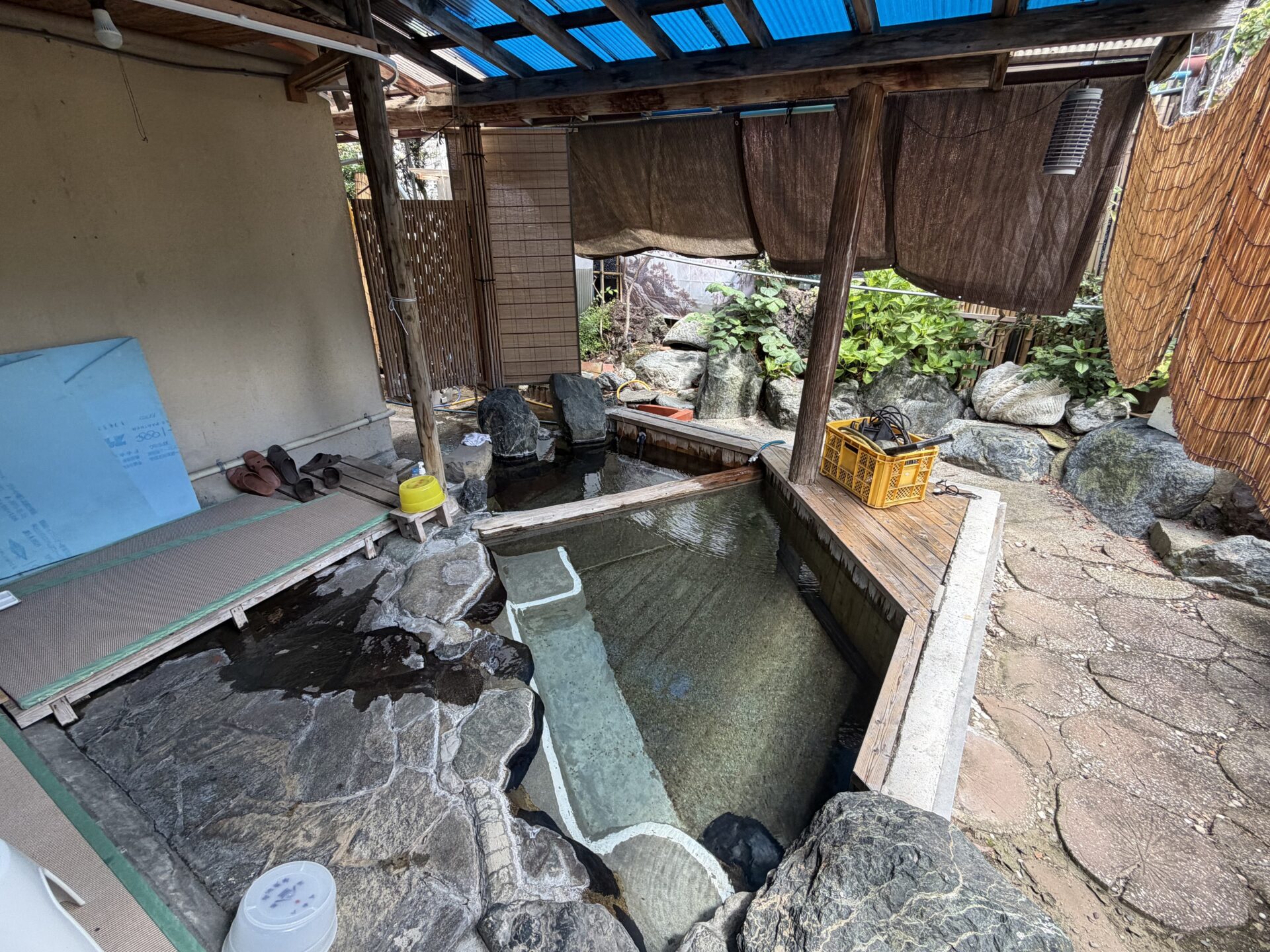 露天エリア。大小2つの湯船と庭石