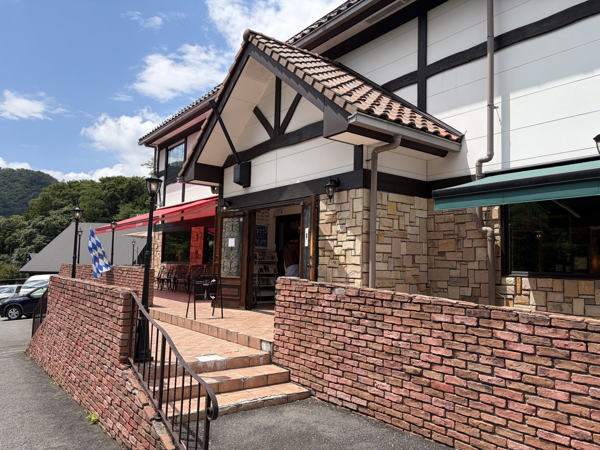 ドイツの田舎家のような外観。売店の入口から入る