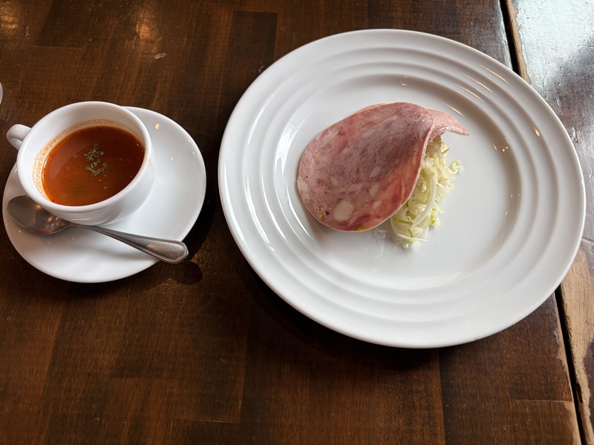 セットの前菜。自家製ハムスライスとコールスロー、ひとくちスープ