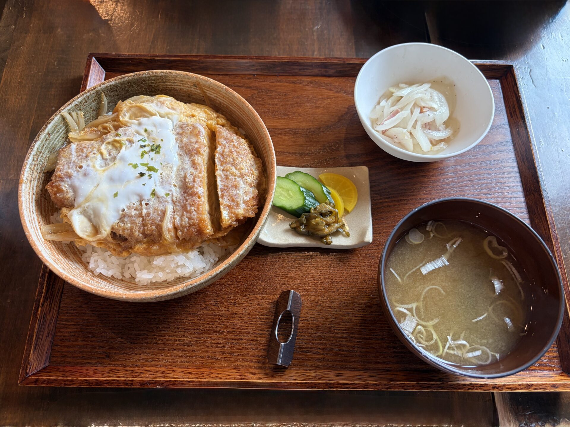 カツ丼1,050円のトレー全景。みそ汁・サラダ小鉢・香物付き