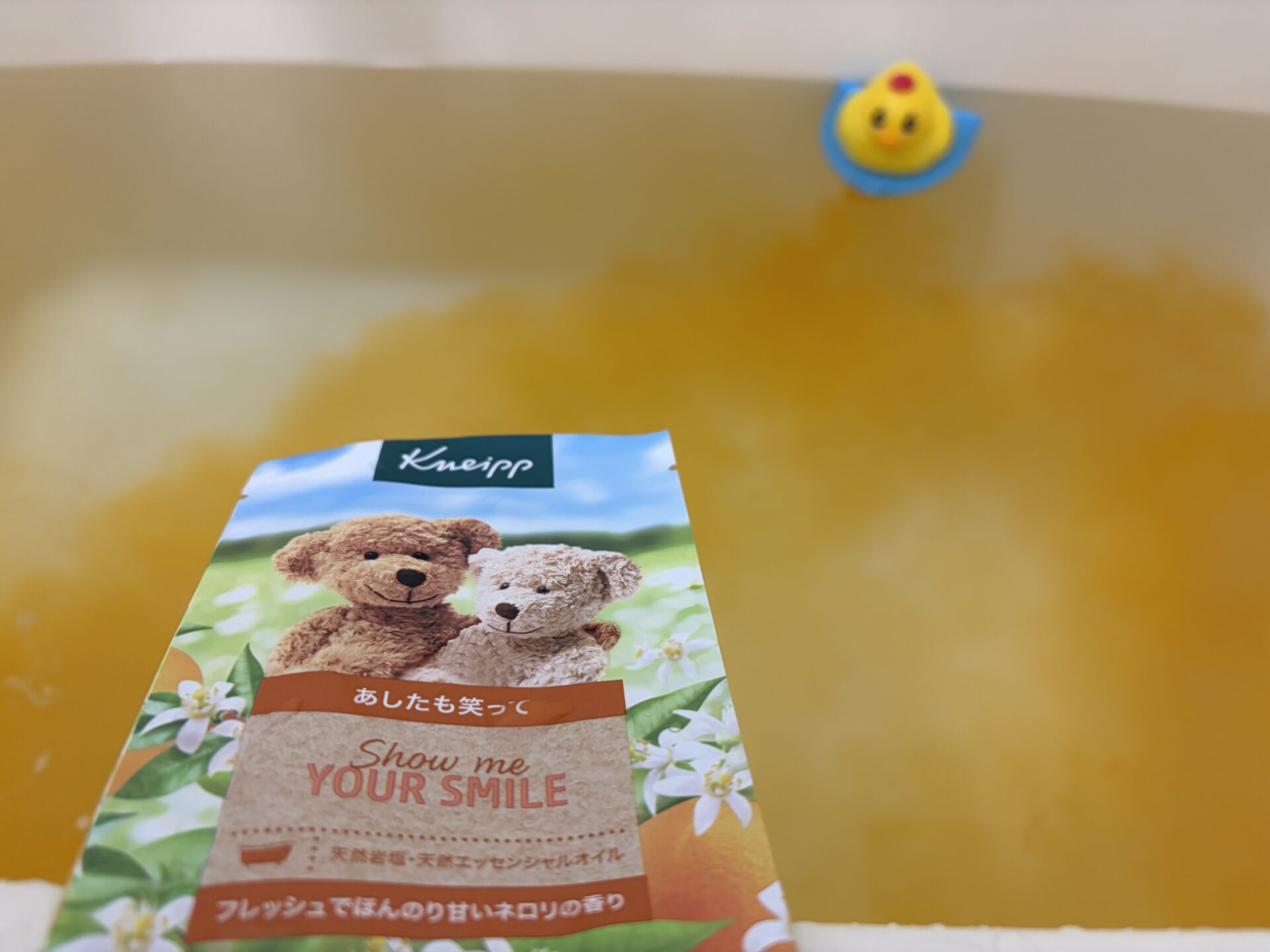 クナイプ(ネロリ)を溶かした湯面。オレンジ〜黄金色に着色している。浮いているアヒルについては後述