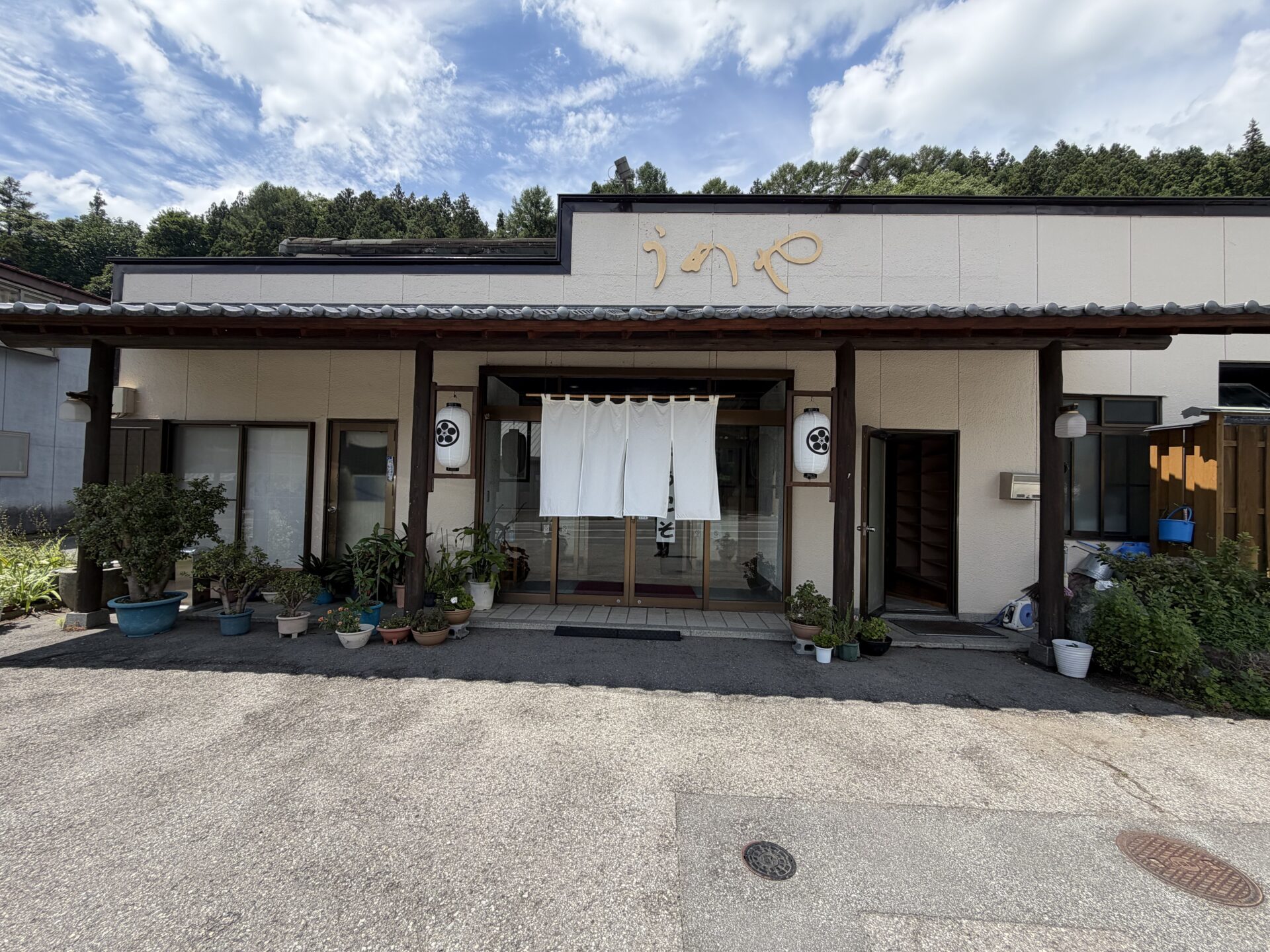 旅館うめやの玄関。「うめや」の暖簾