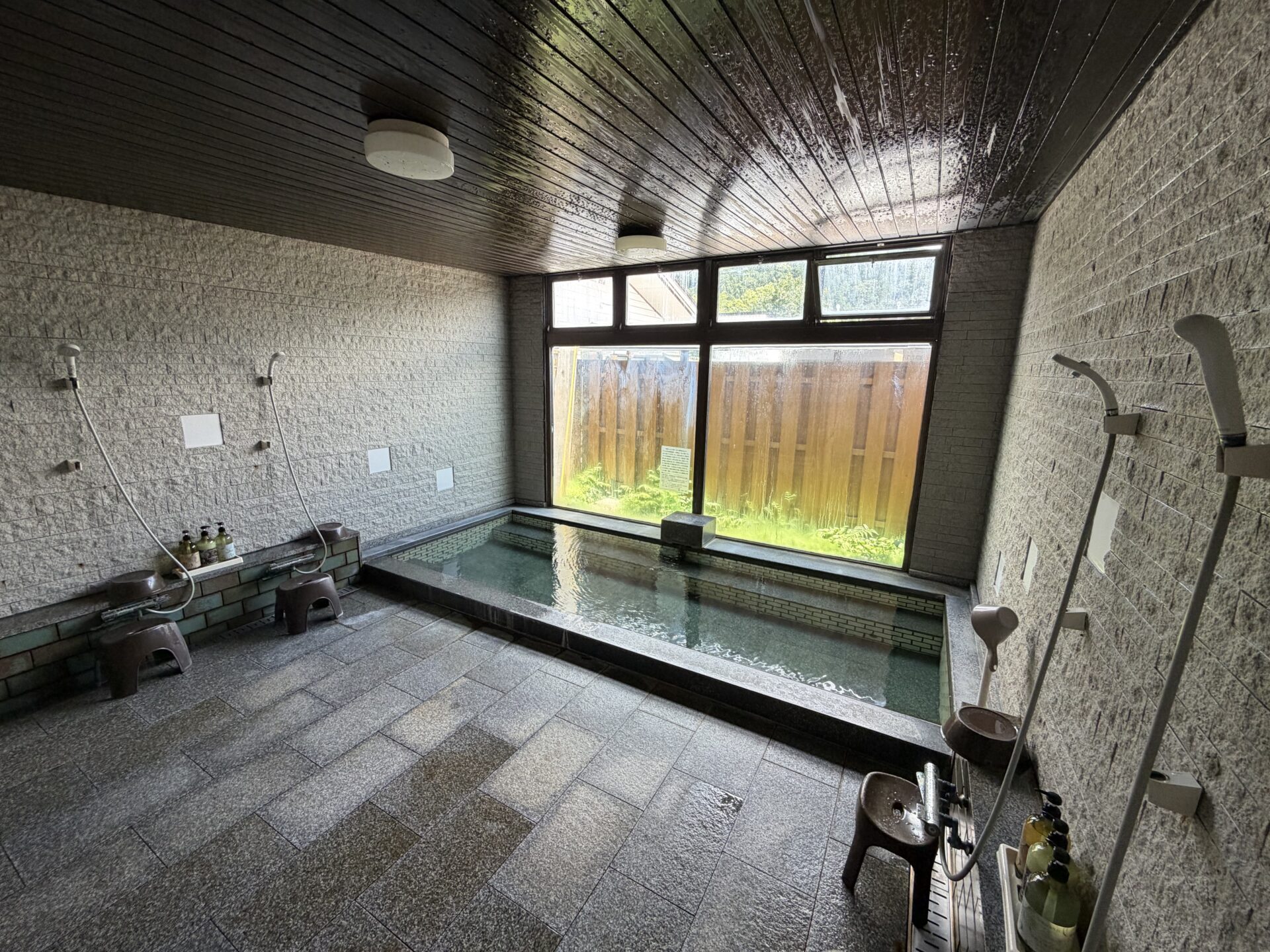 旅館うめやの内湯。窓の外は緑。分析表の知覚試験は「無色透明」