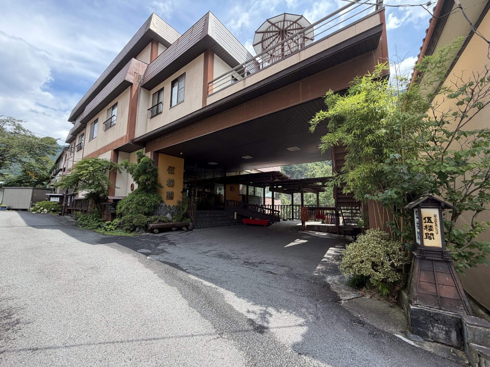 伍楼閣の玄関。車寄せの上に水車が乗る