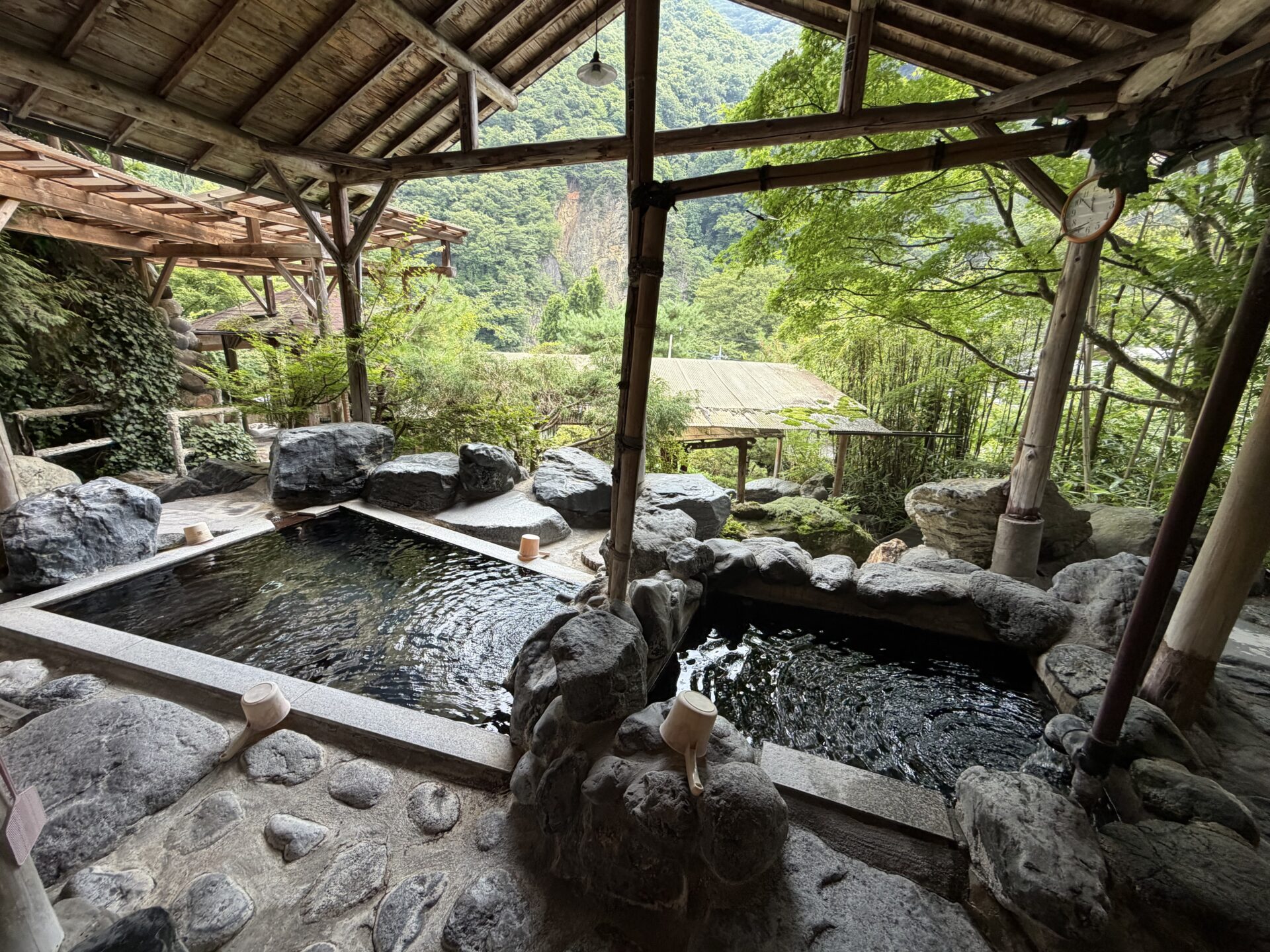 混浴露天「岩鏡」。竹の柵と屋根に囲まれた岩風呂