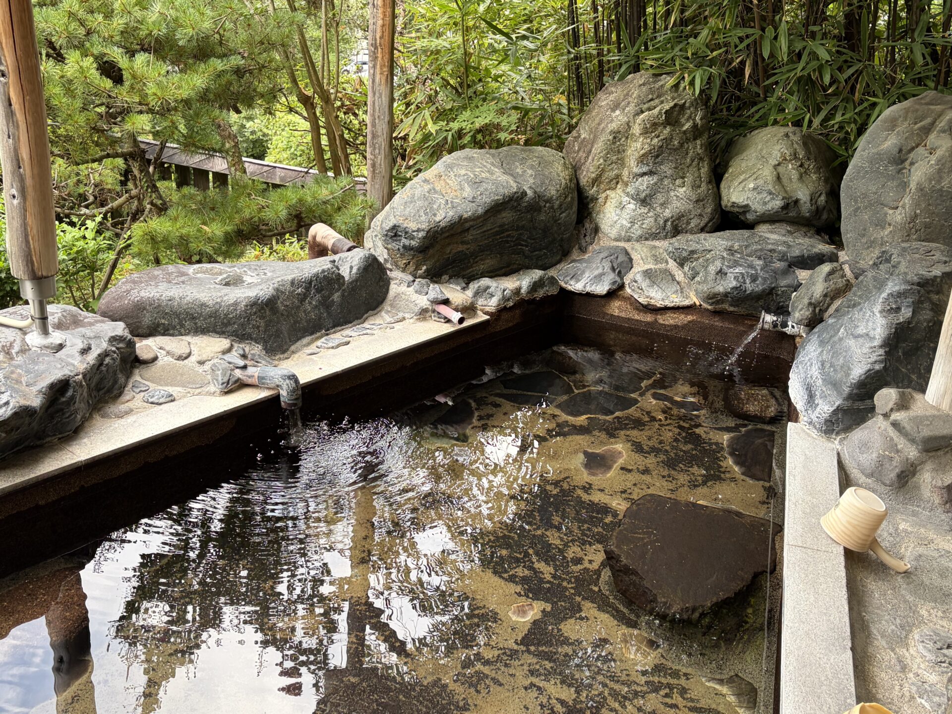 岩鏡の湯船。奥と手前で湯温が分かれる