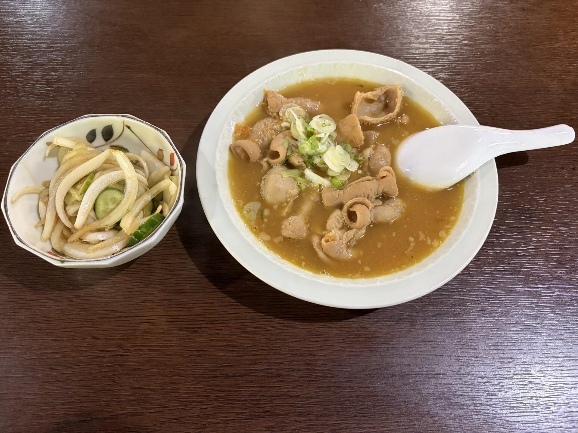 もつ煮と、サービスの小鉢