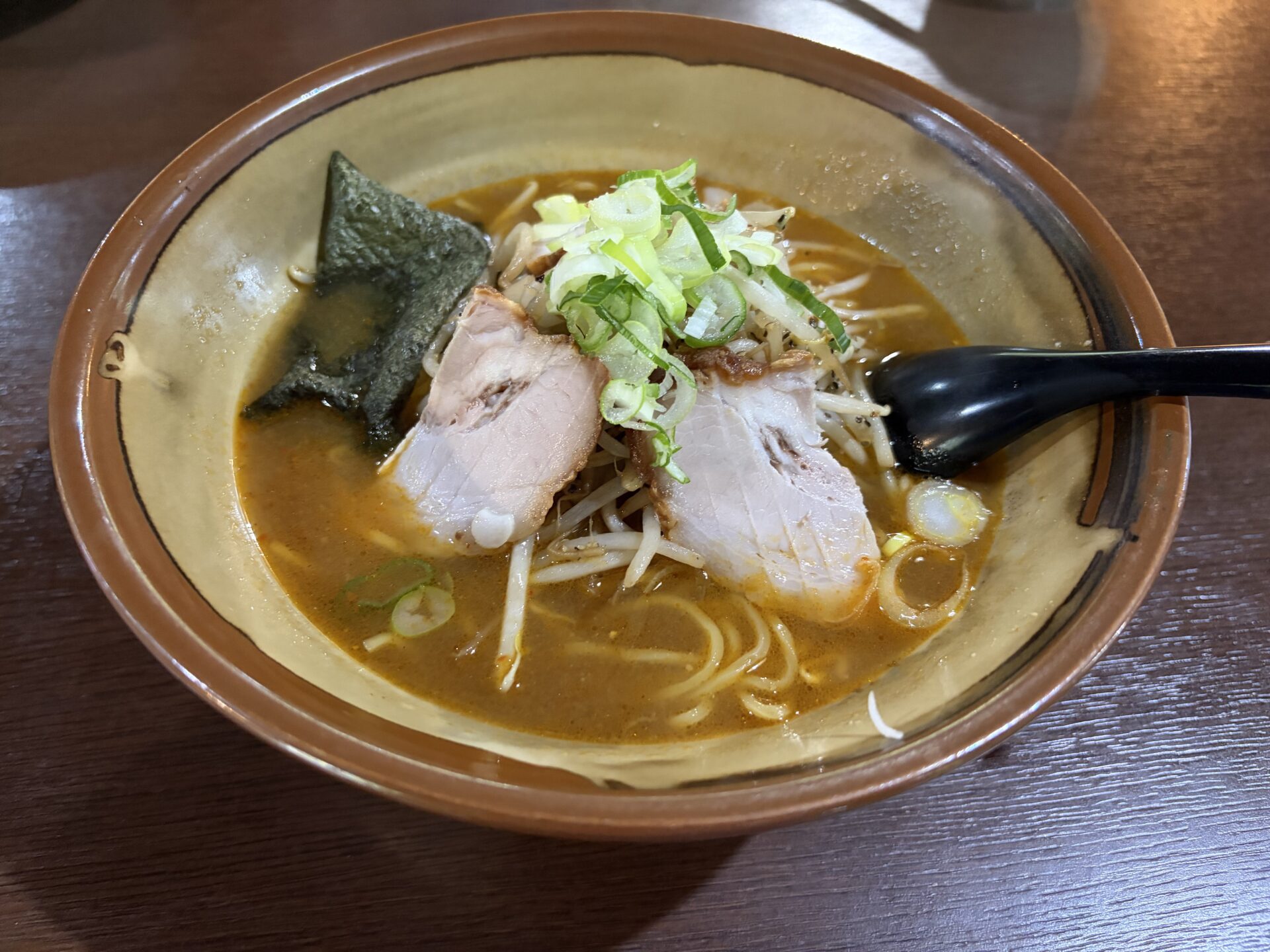 唐みそメン。唐辛子の辛みを効かせた味噌スープにもやしとチャーシュー