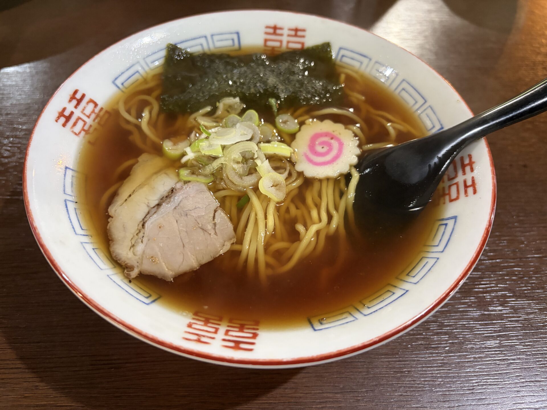 支那そば。雷紋の丼に澄んだ醤油スープ、なると・海苔・チャーシュー