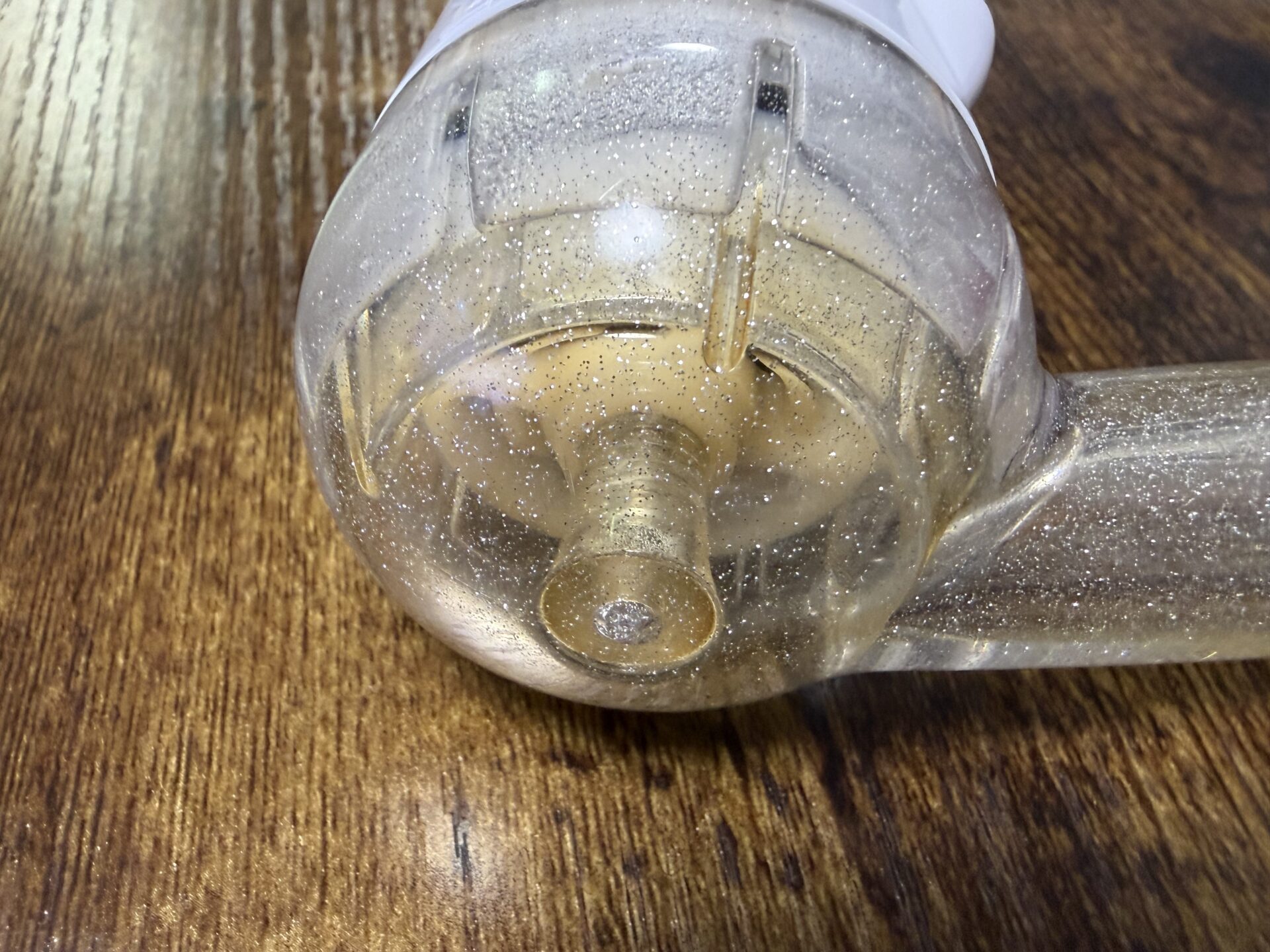 プラス4年使用のヘッド内部。漂白剤で定期的に消毒していても、この変色は残る