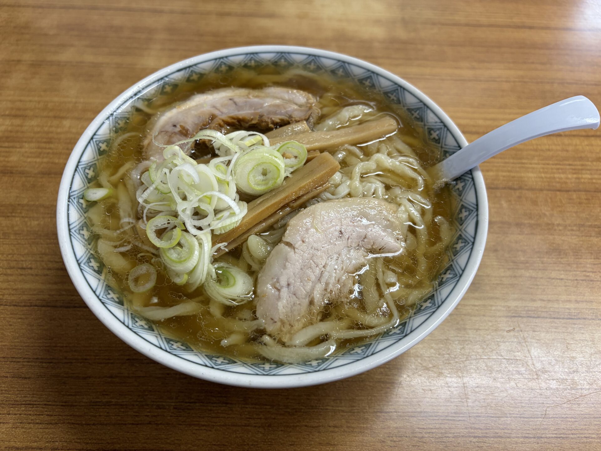 中華そば770円。不揃いに縮れた手打ち麺と澄んだ醤油スープ