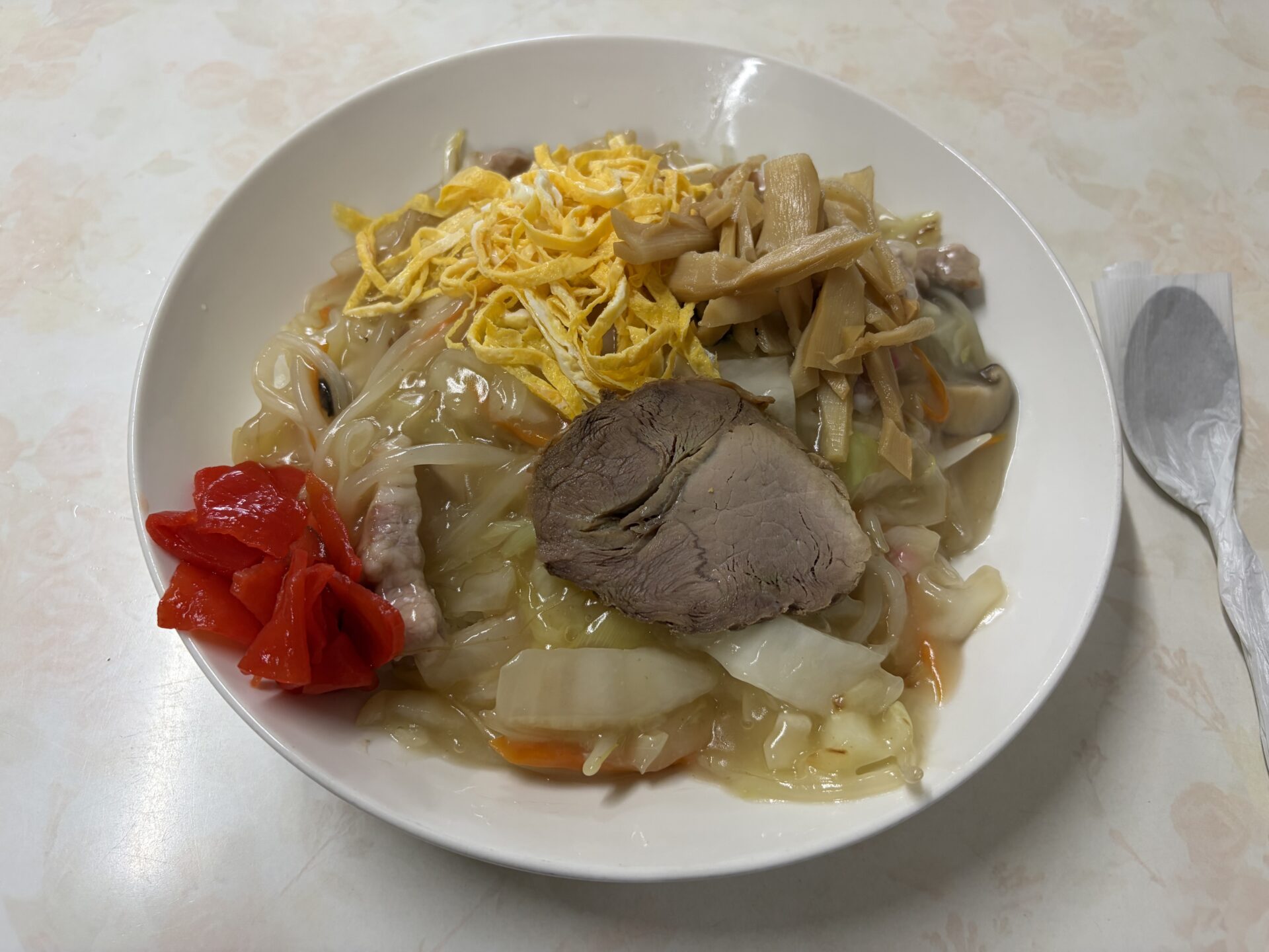 中華丼の少なめ。錦糸卵・メンマ・チャーシュー・紅生姜がのる