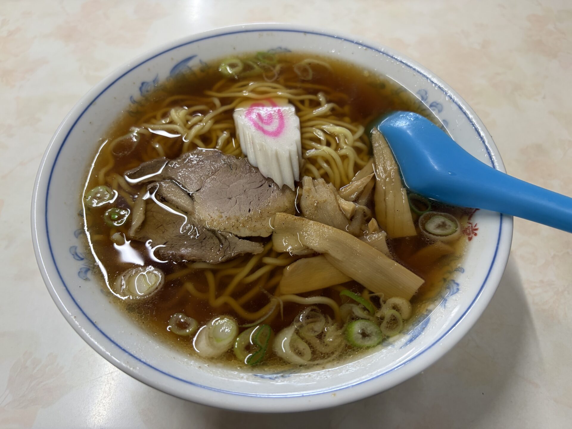 ラーメン450円。なると・チャーシュー・メンマ