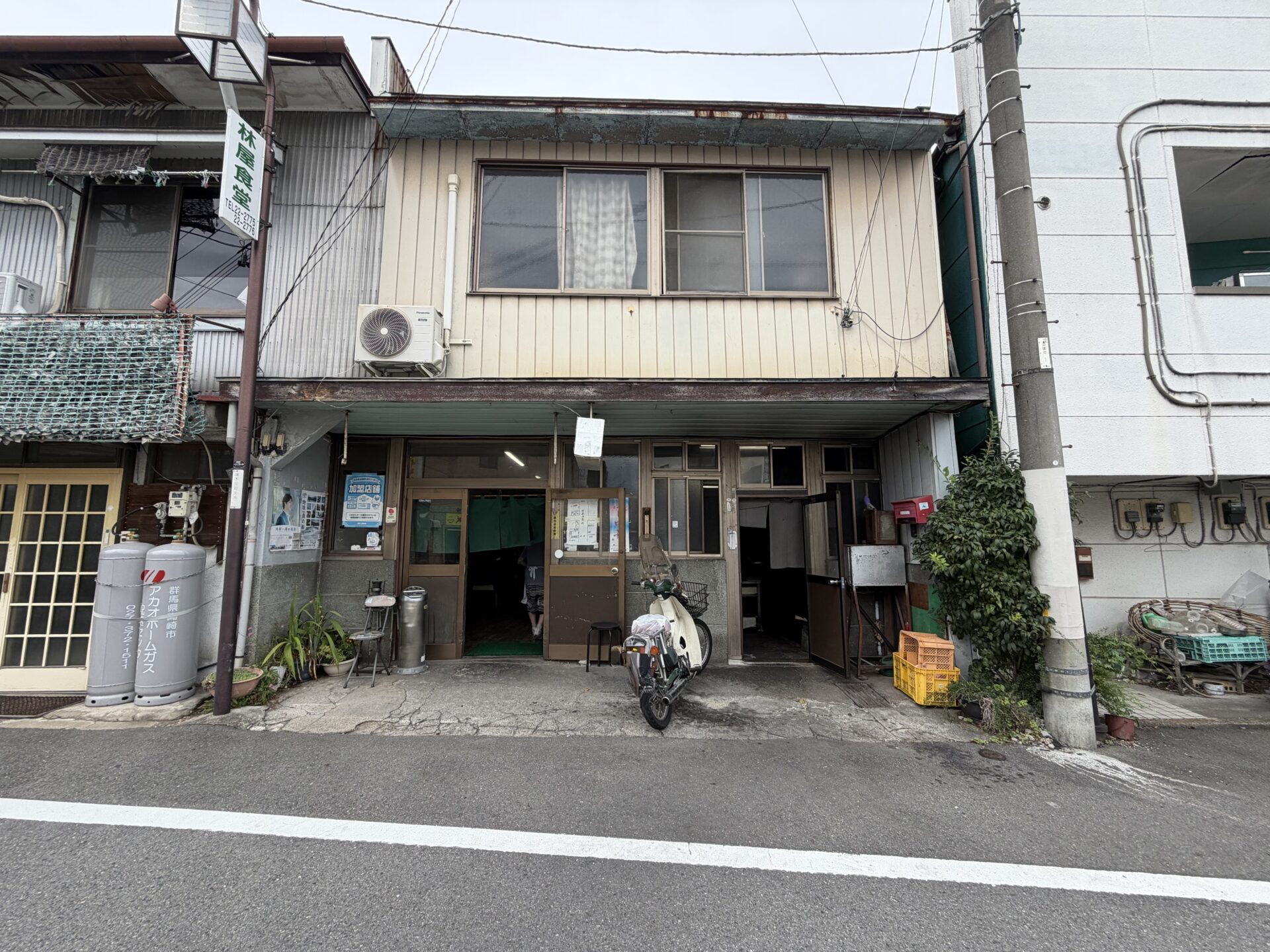 林屋食堂の外観。縦看板と昭和の店構え