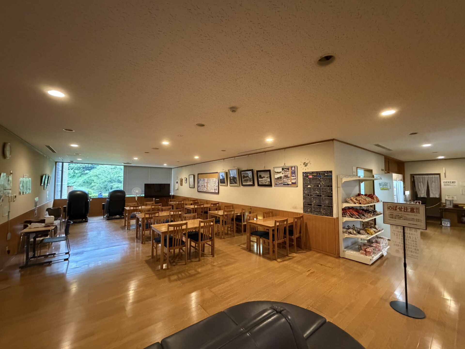 広い休憩室。マッサージチェアと売店の棚