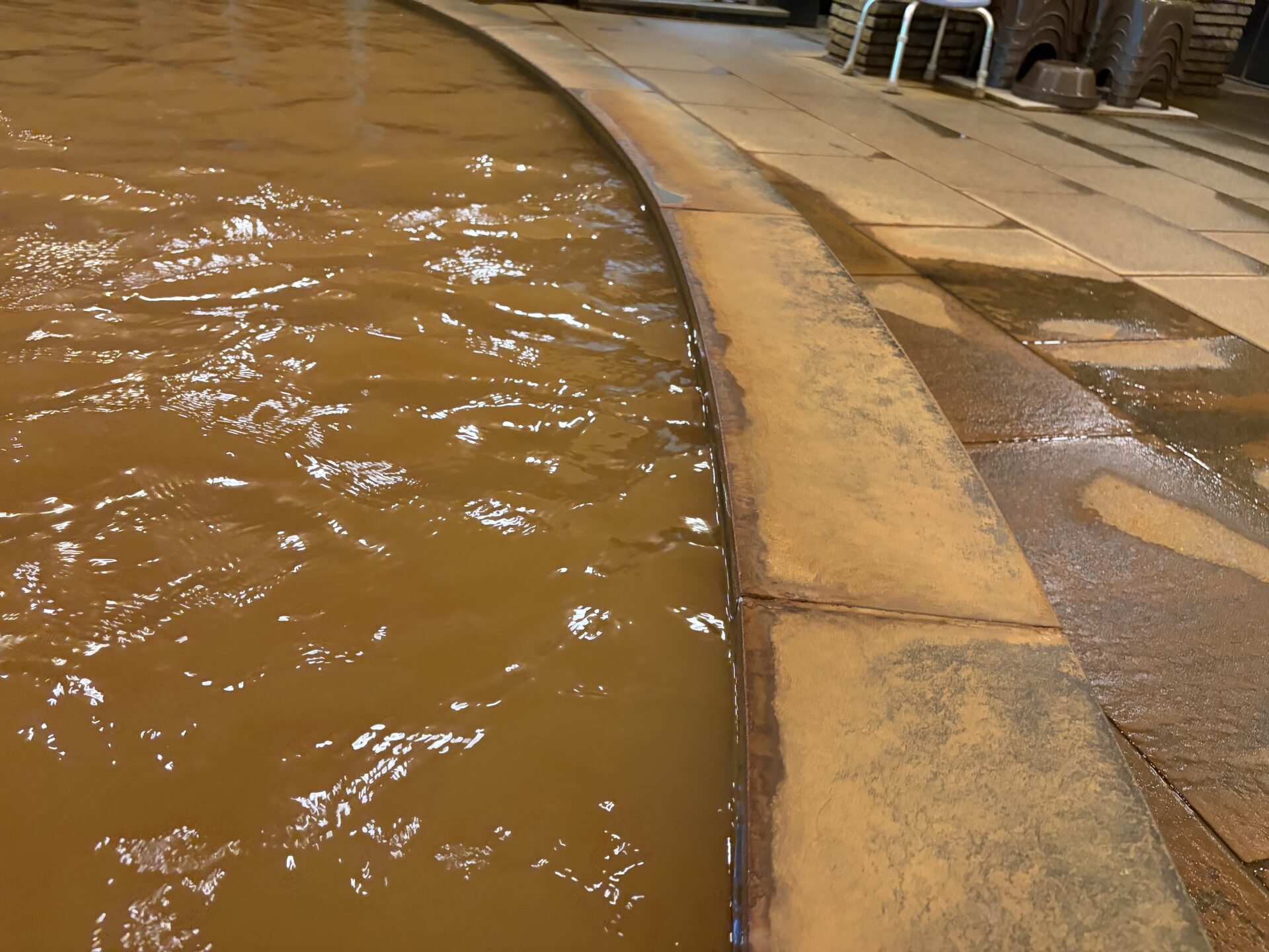 浴槽の縁石も鉄で赤茶に染まる