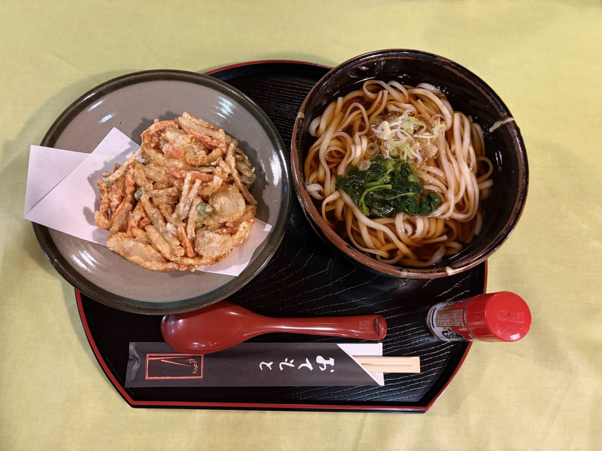 そば・うどん900円はかき揚げが別皿で付く