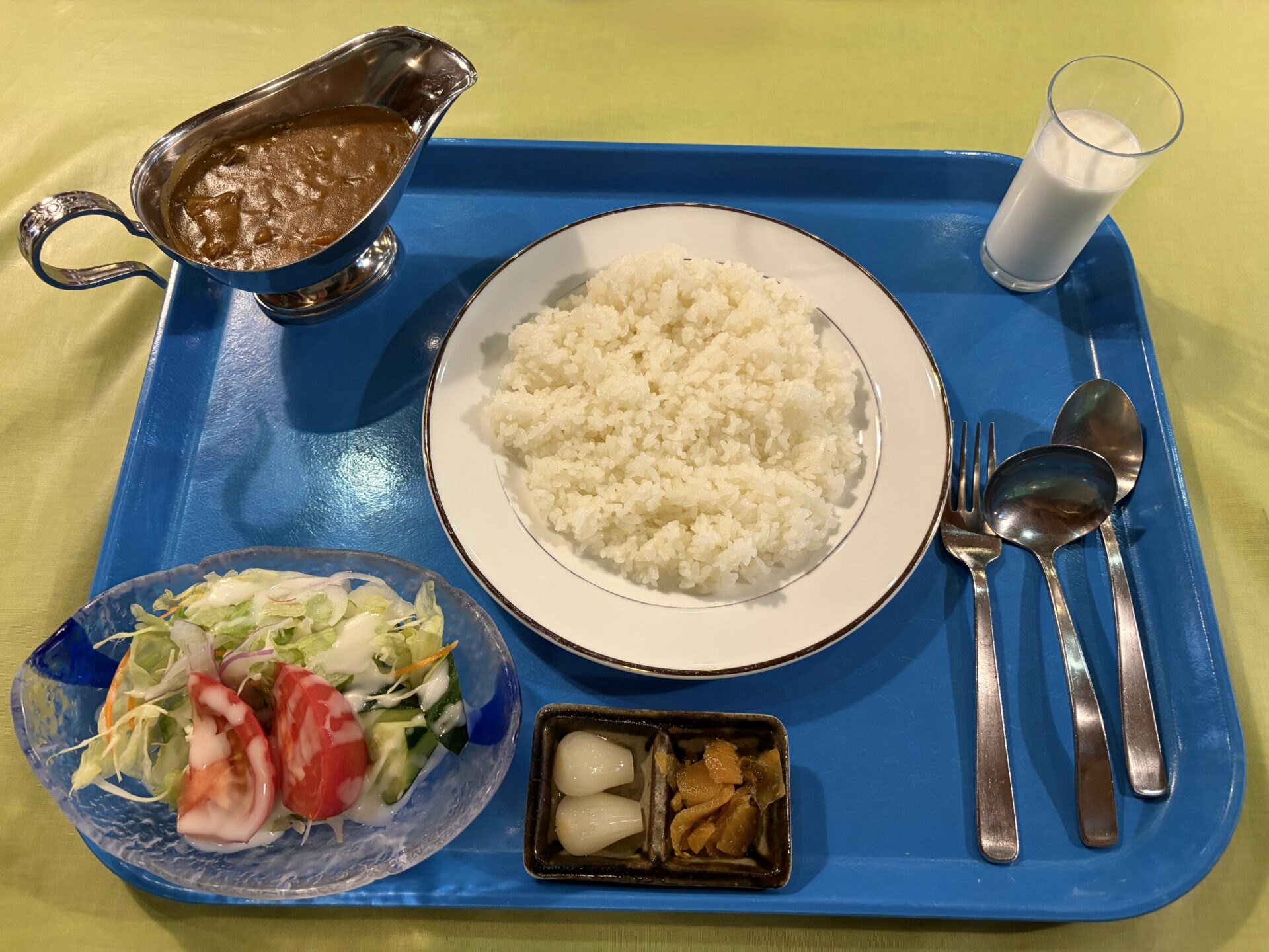 海軍カレーセット。カレーボートに白飯、サラダと牛乳が付く