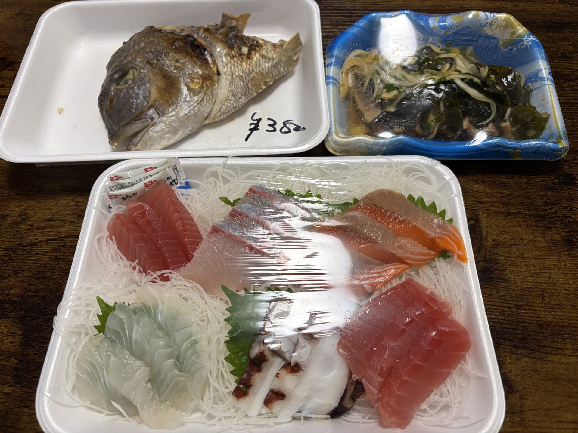刺身盛り合わせ2,000円と鰹の土佐造り、サービスの鯛のかぶと焼き