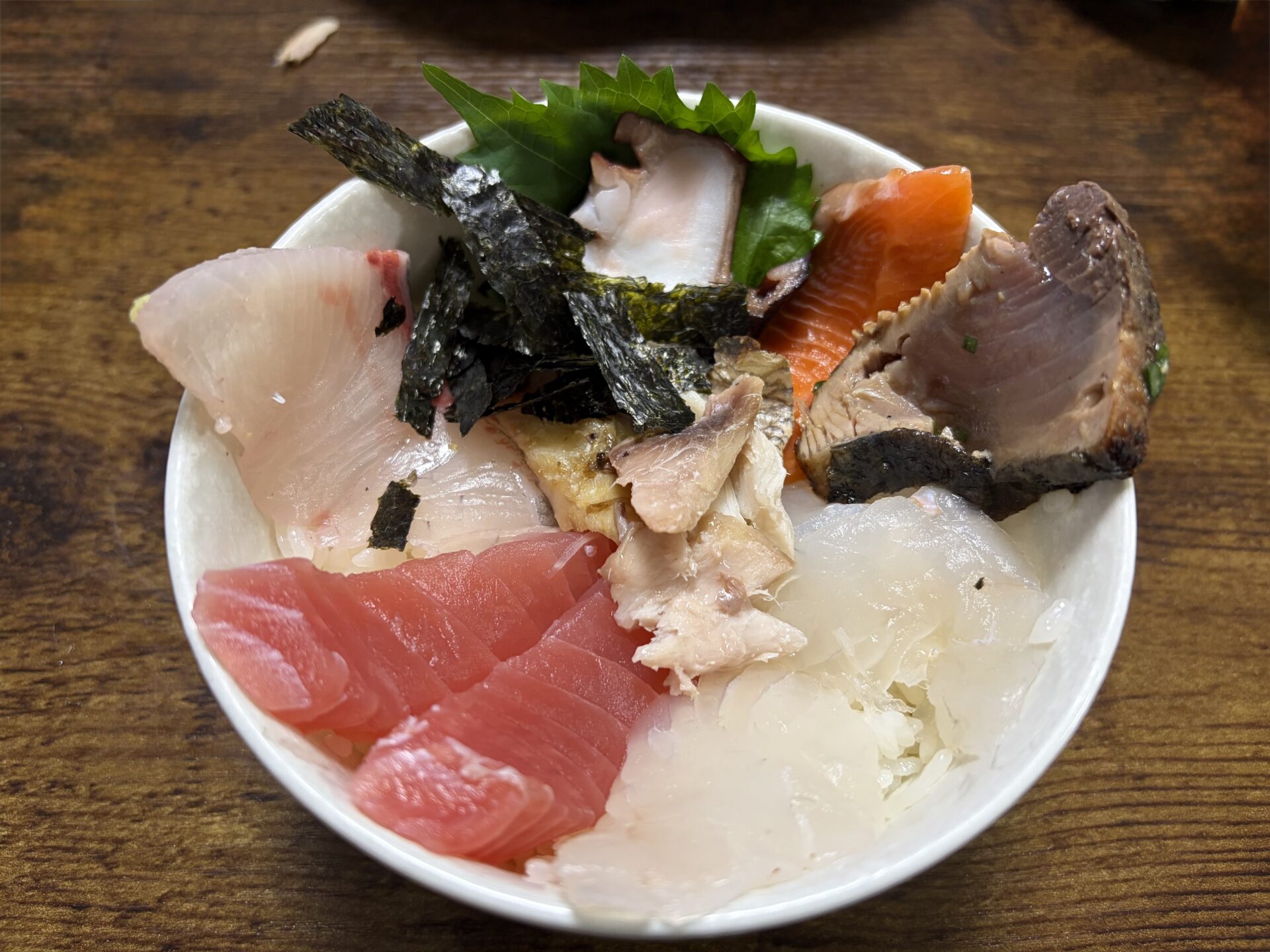 締めの海鮮丼。刺身の残りと鯛のかぶと焼きのほぐし身をのせた
