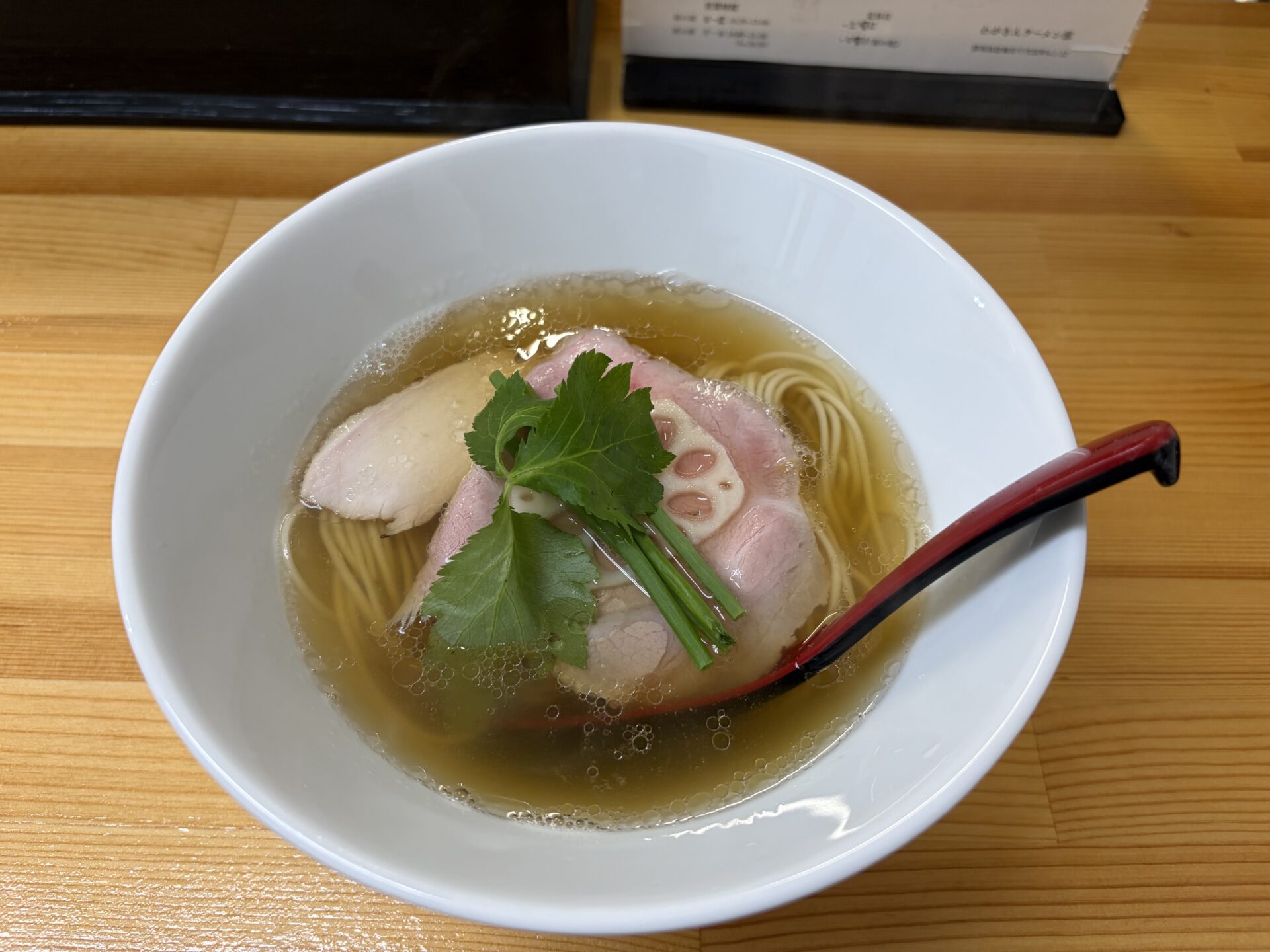 中華そば白醤油。澄んだスープに豚と鶏のチャーシュー、三つ葉と蓮根