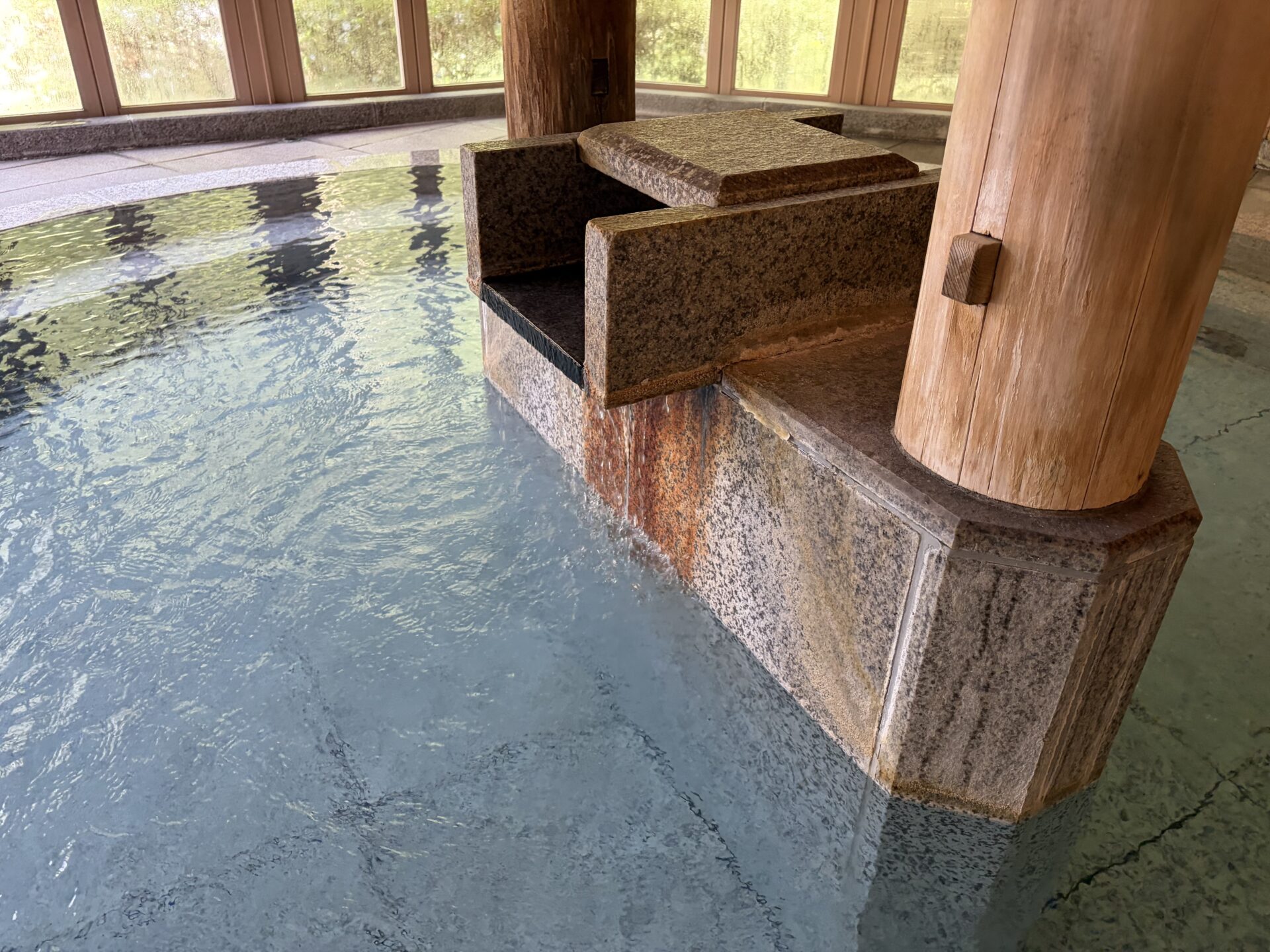 内風呂の湯口。御影石を伝って湯が落ちる