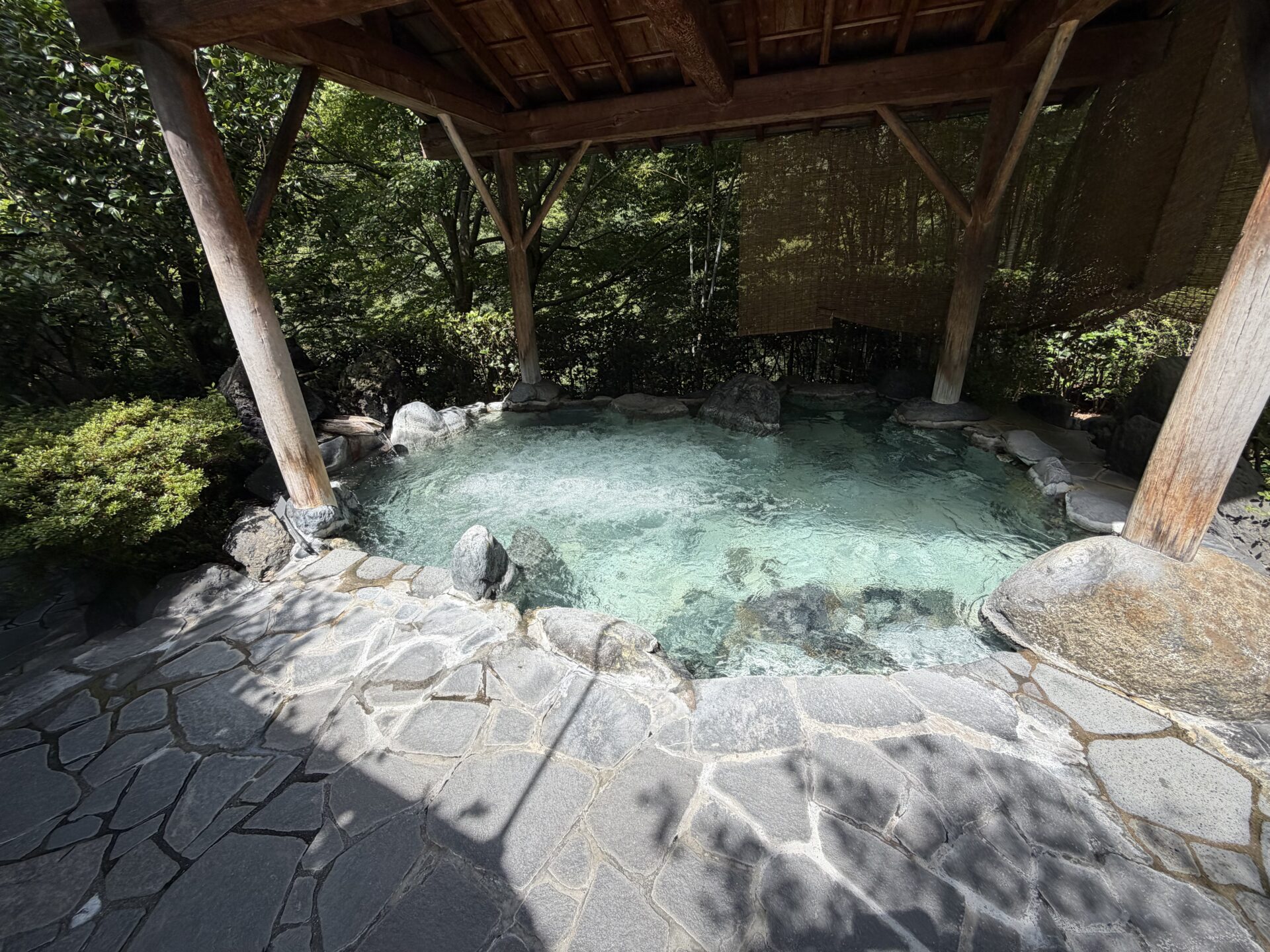 手前の露天。泡が出ている状態