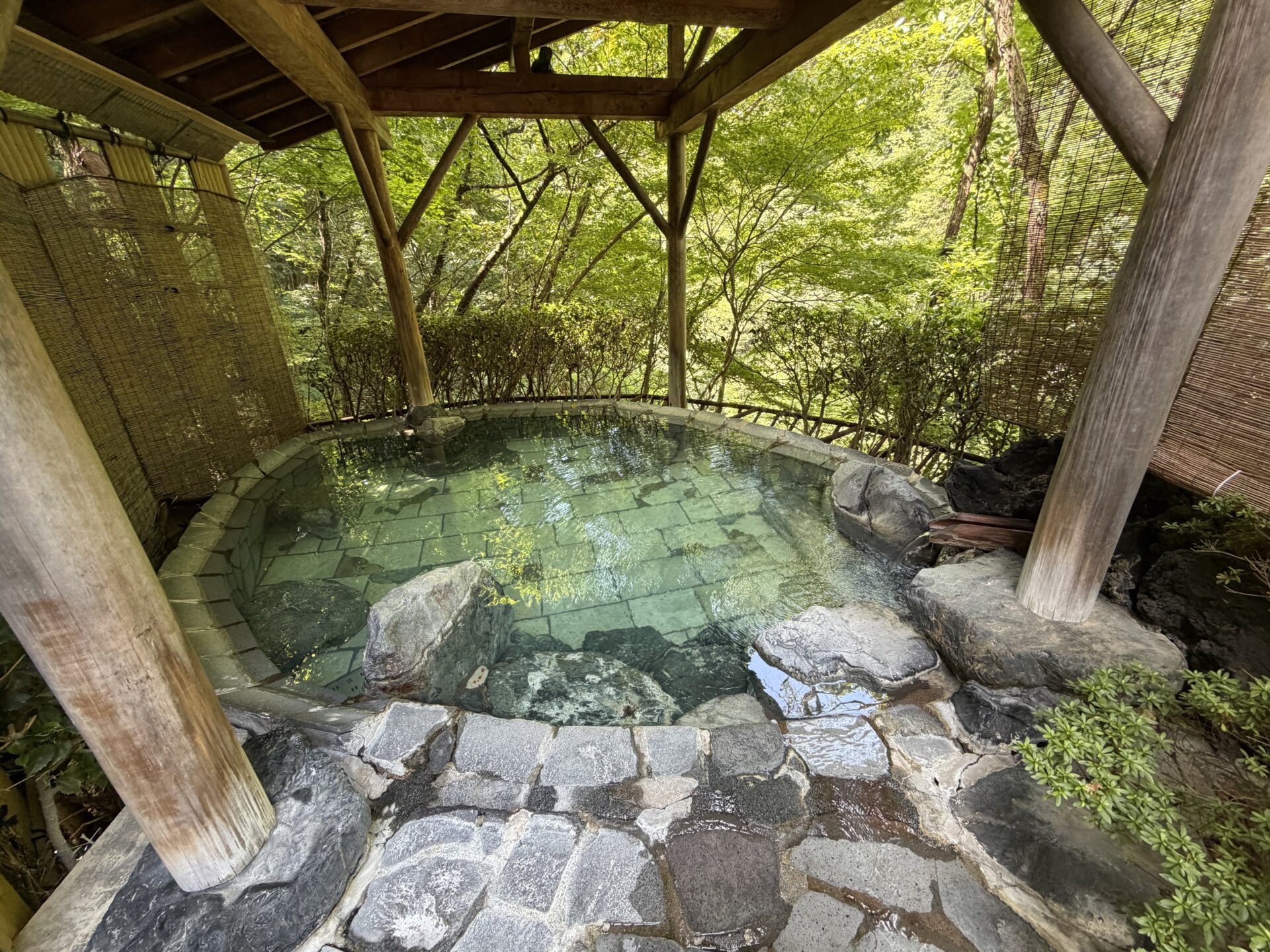 奥の露天。泡は出ず、底の石まで見えている
