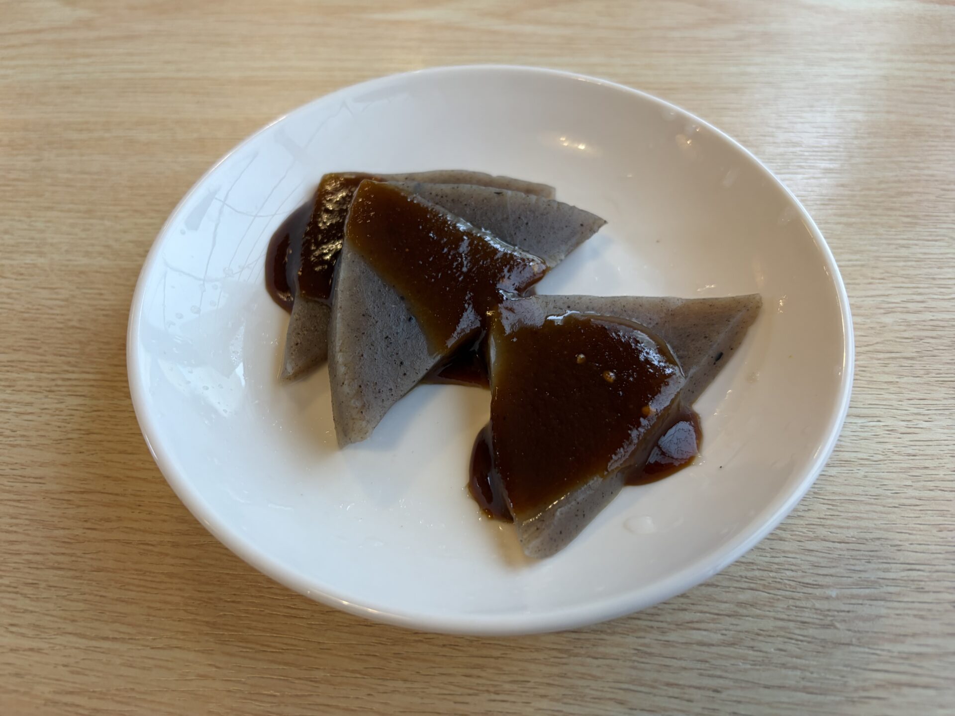 みそ田楽。三角に切ったこんにゃくに味噌だれ