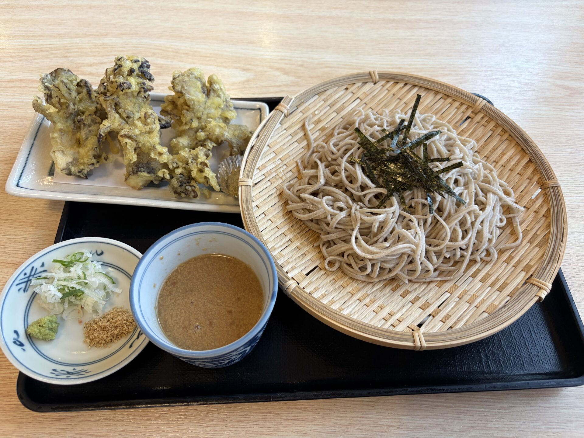 ざるそばと舞茸の天ぷら。つゆの椀にはごまだれが入っている
