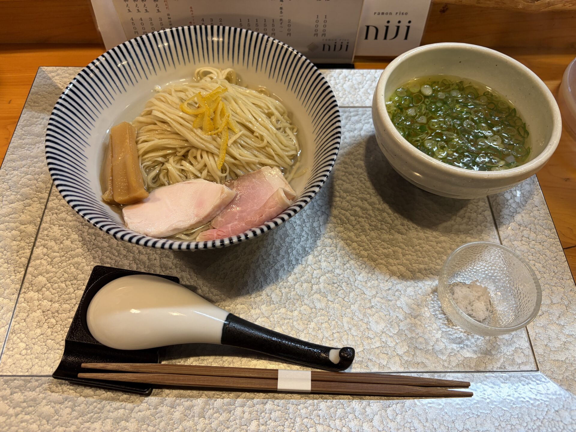 昆布水に浸かった麺、つけ汁、藻塩の小皿