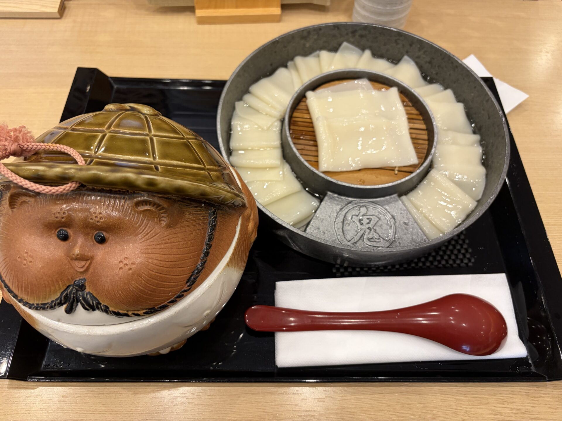 丸ごと玉葱の南極カレーつけ(鬼ひも川)の配膳。蓋を閉じた状態