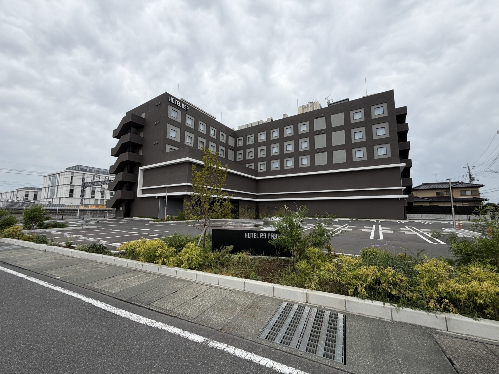 駅側から見たHOTEL R9 Premium 川俣駅前の外観。手前にペデストリアンデッキ