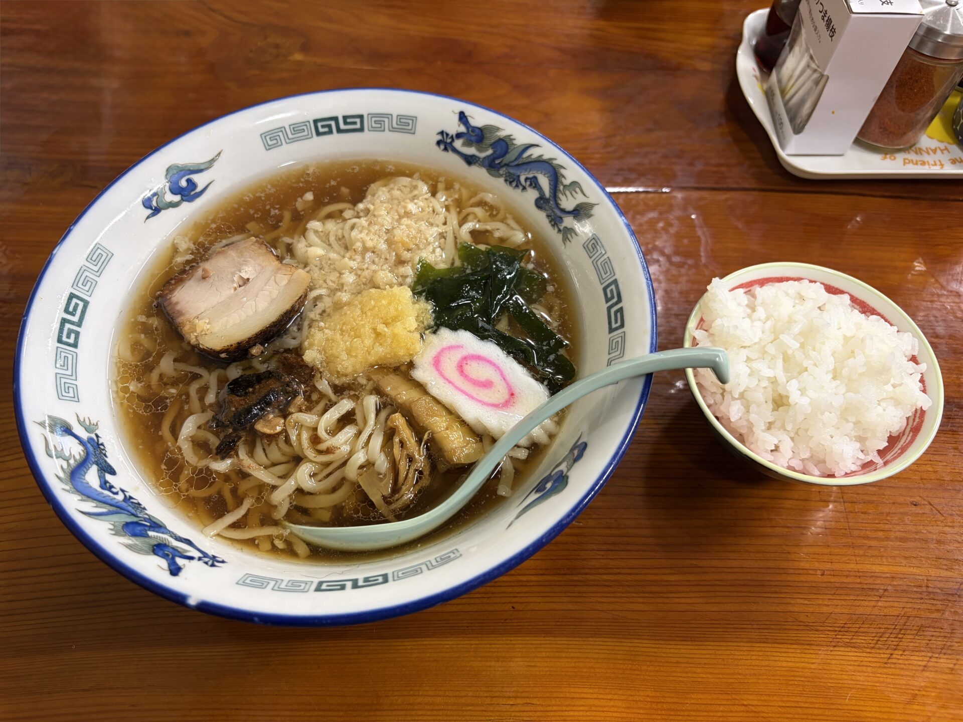 コテ×2 にんにくZ麺990円と無料の半ライス。背脂とおろしにんにく、たけのこ(メンマ)、わかめ、なると、チャーシュー