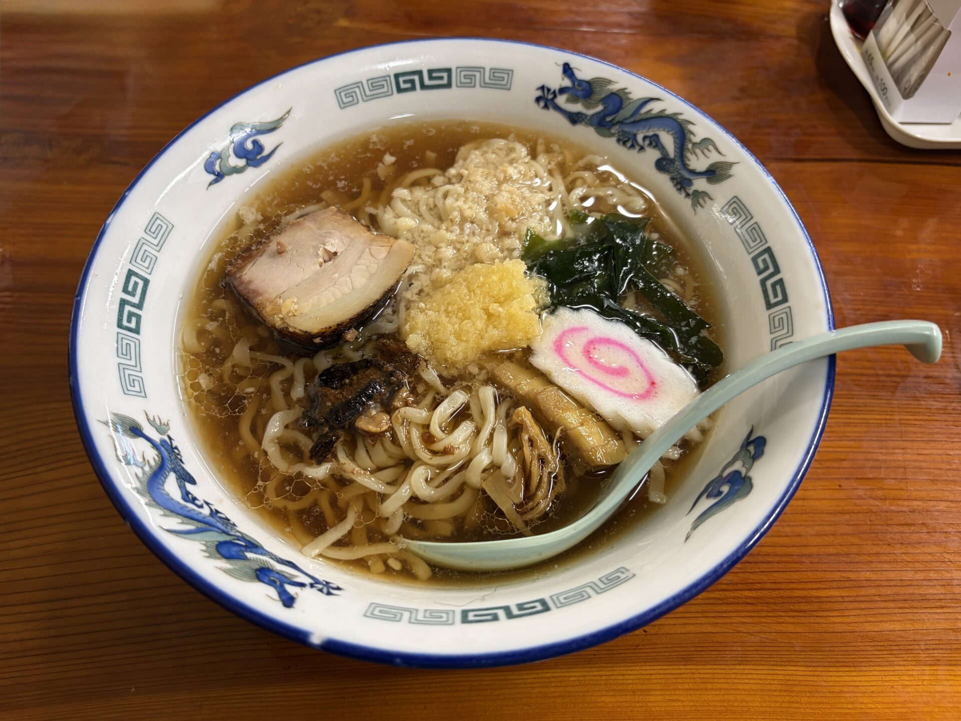 にんにくZ麺の丼を近くから。スープの表面に背脂が浮く