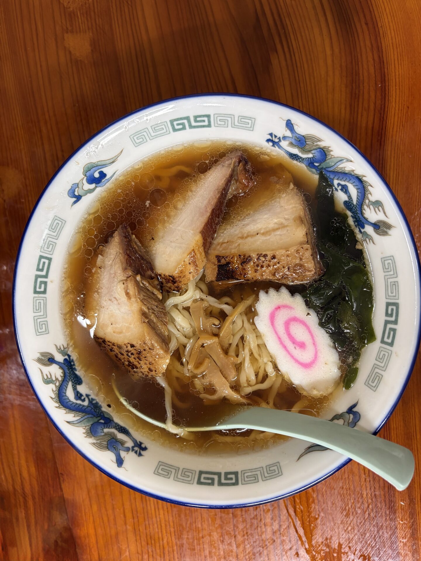 チャーシュー麺。厚切りのチャーシューが3枚、わかめとなると、澄んだ醤油スープ