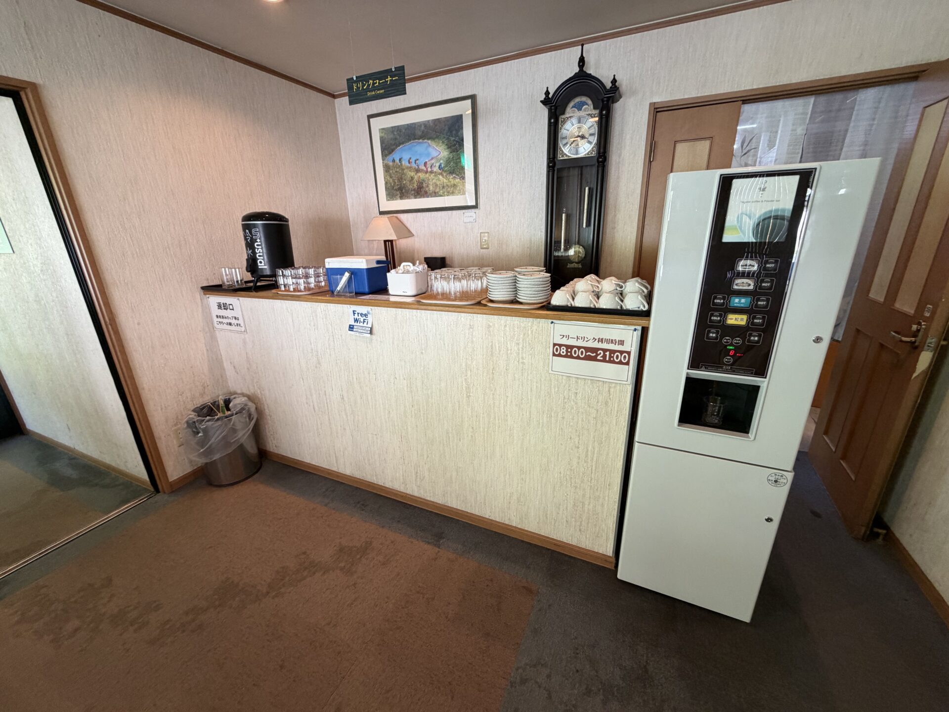 本館のドリンクコーナー。フリードリンク利用時間08:00〜21:00、Free Wi-Fiの掲示