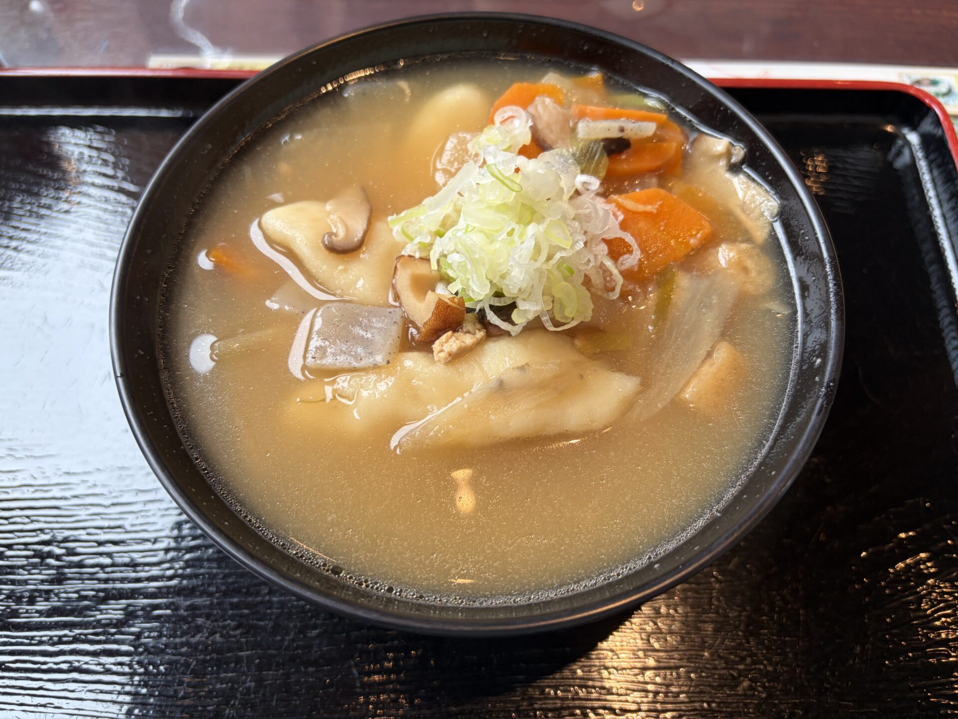 八ッ場おつみ団子。平たい団子と野菜の入った汁物