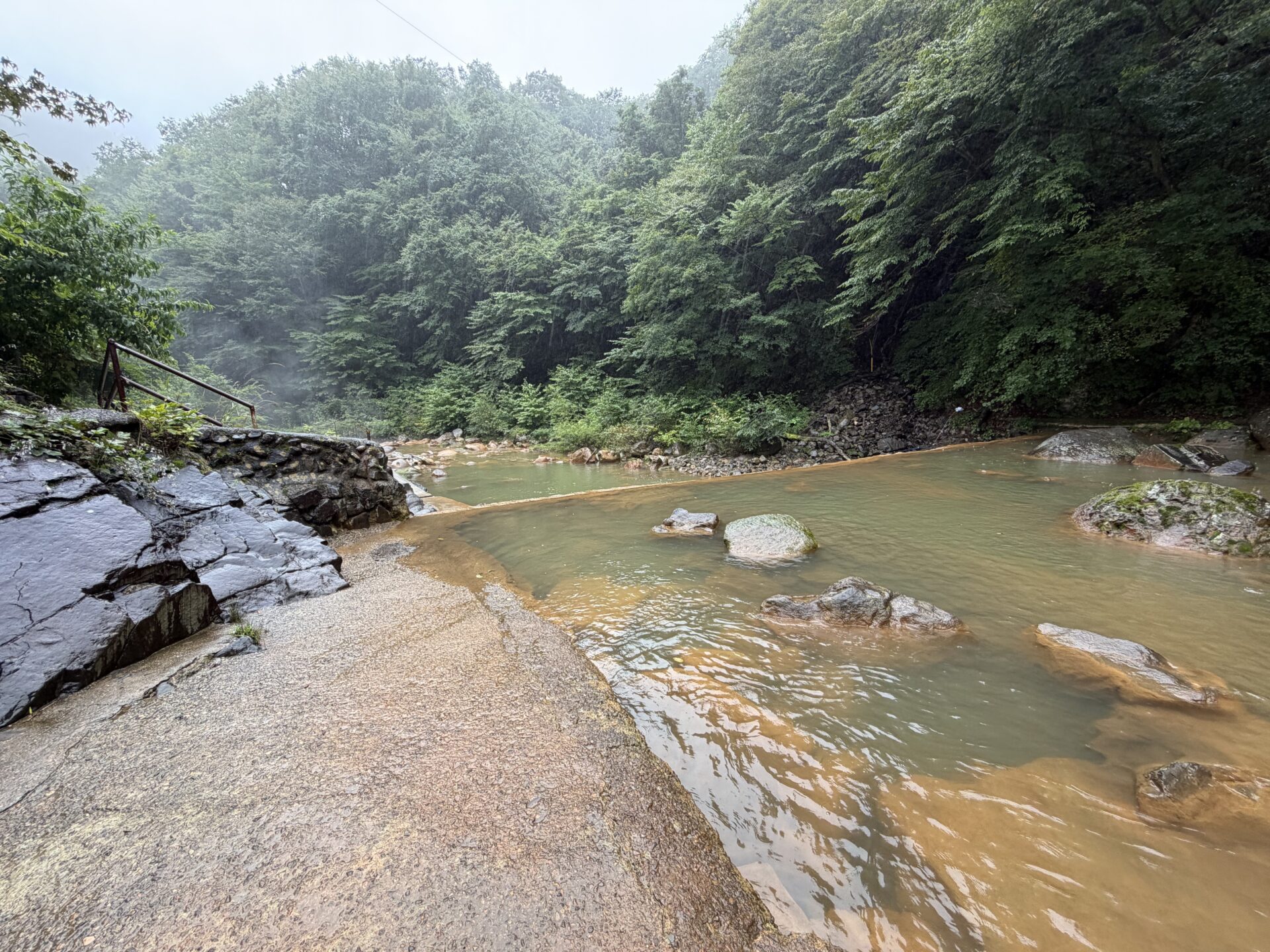 淵の全景。霧が出て、川は茶色く濁っていた