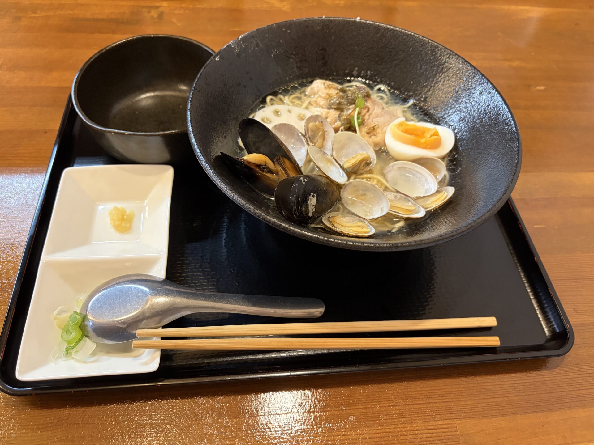 貝出汁そば(塩)。あさり・ムール貝・鶏肉・半熟卵が細麺の上に載る白濁スープ