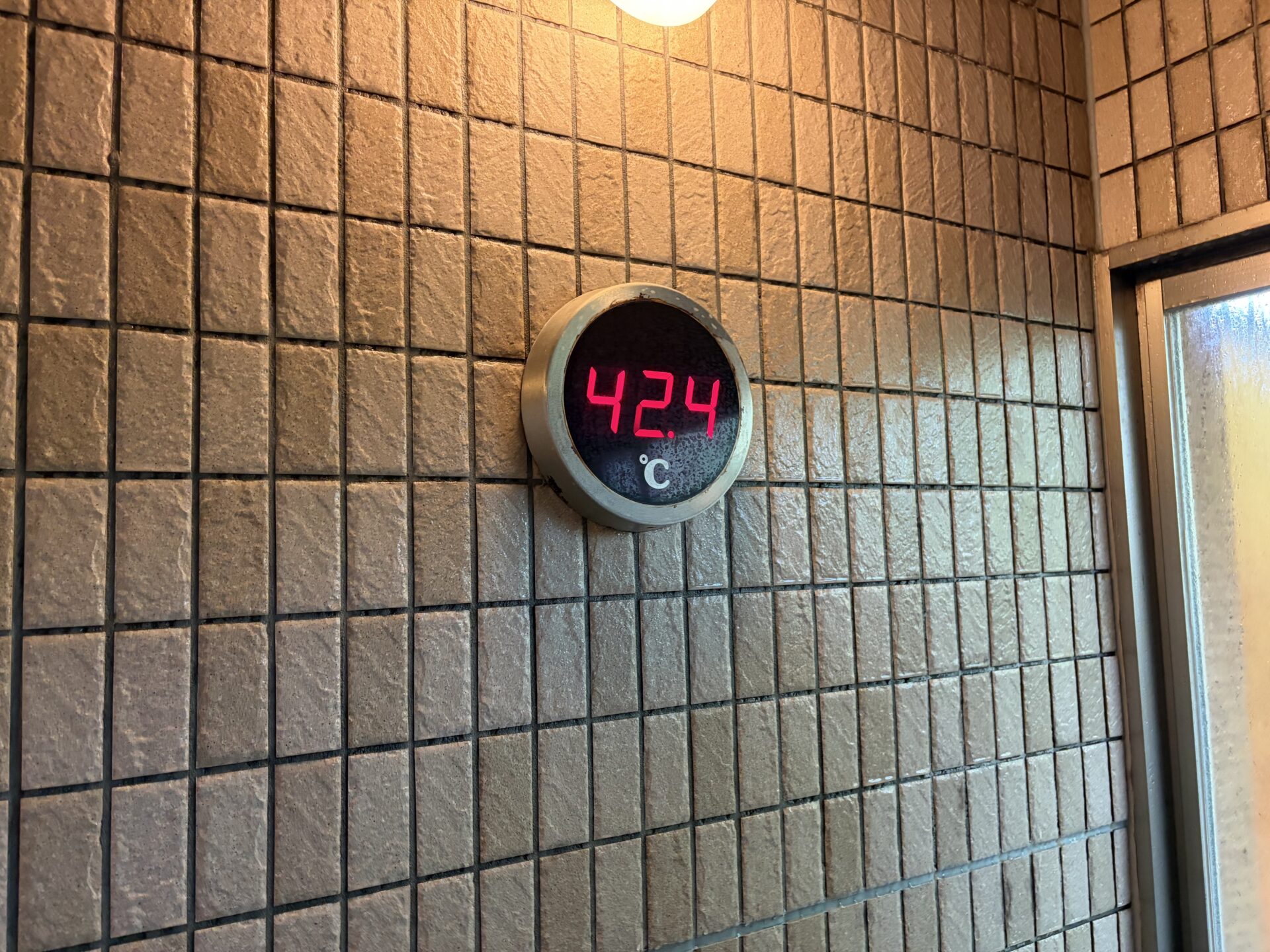 同じ湯温計。11分後に42.4℃